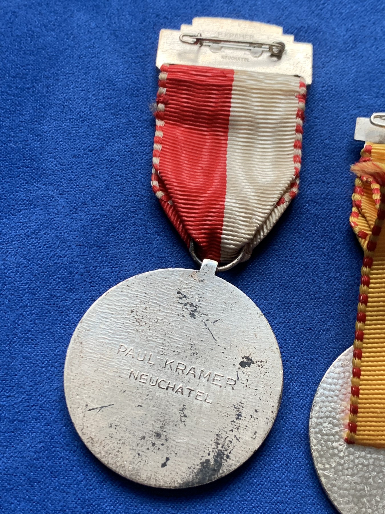 《竞宝斋》第257场-周日，周一 2场连拍 (全场包邮) 2枚一组 瑞士章 细节见图 材质不明