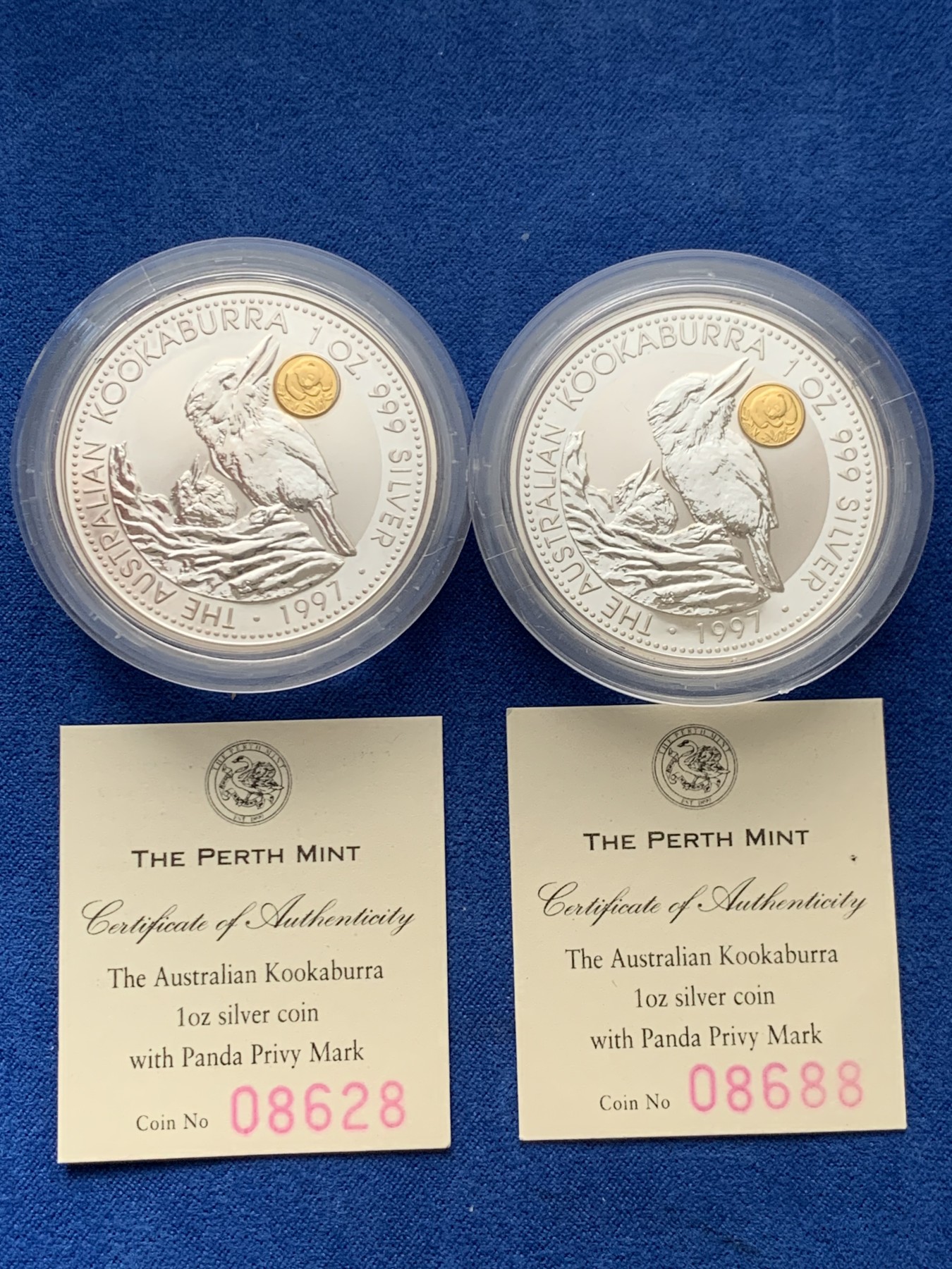 《竞宝斋》第257场-周日，周一 2场连拍 (全场包邮) 两枚一组 澳大利亚 1997年 笑翠鸟 熊猫镶嵌银币 含纯银1盎司999银，金猫重0.5克黄金，发行1.5万枚，为上海国际钱币展而发行