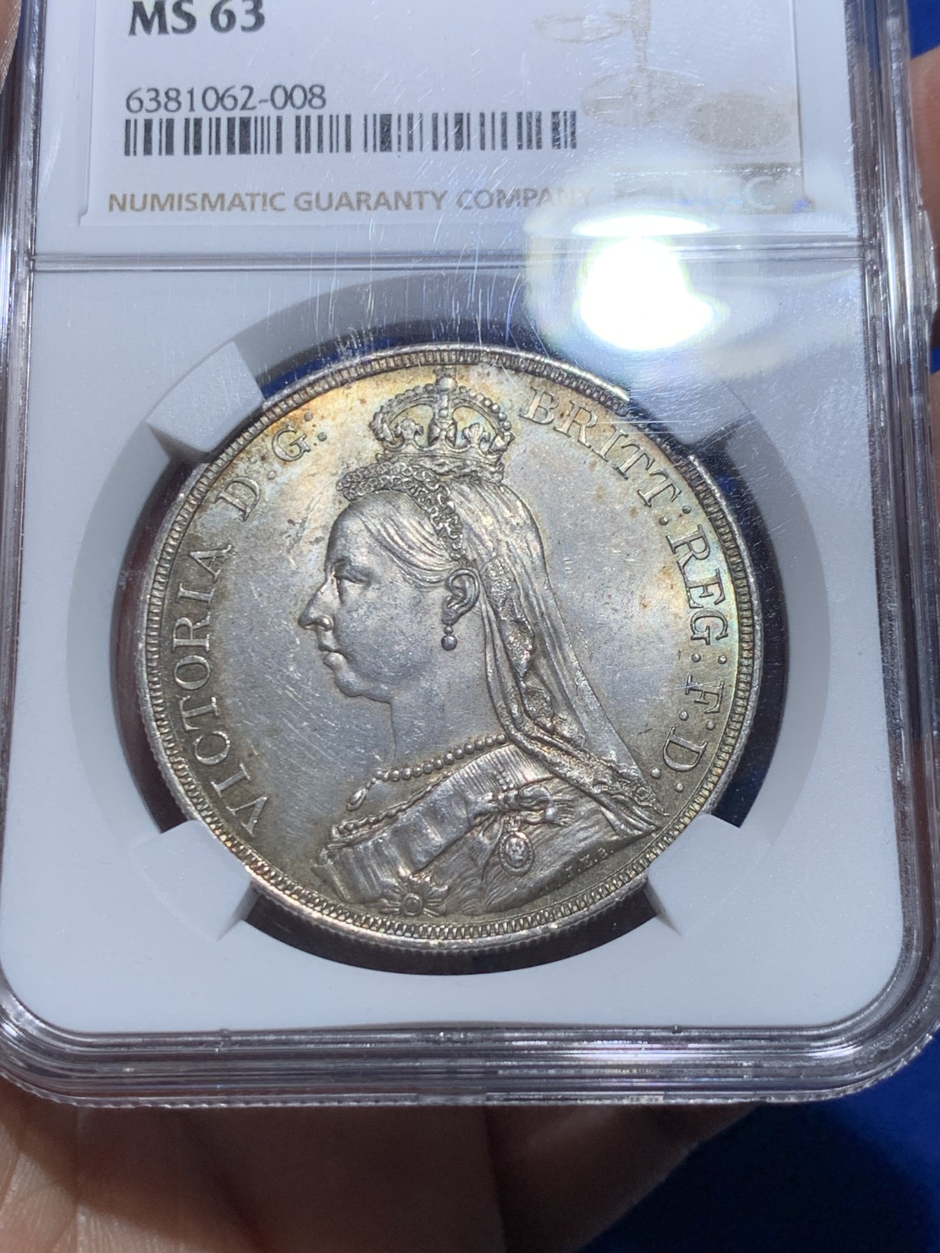 《竞宝斋》第257场-周日，周一 2场连拍 (全场包邮) NGC MS63 英国1887年维多利亚女王高冠马剑1克朗，两面淡彩包浆使浮雕更加生动，非常漂亮。