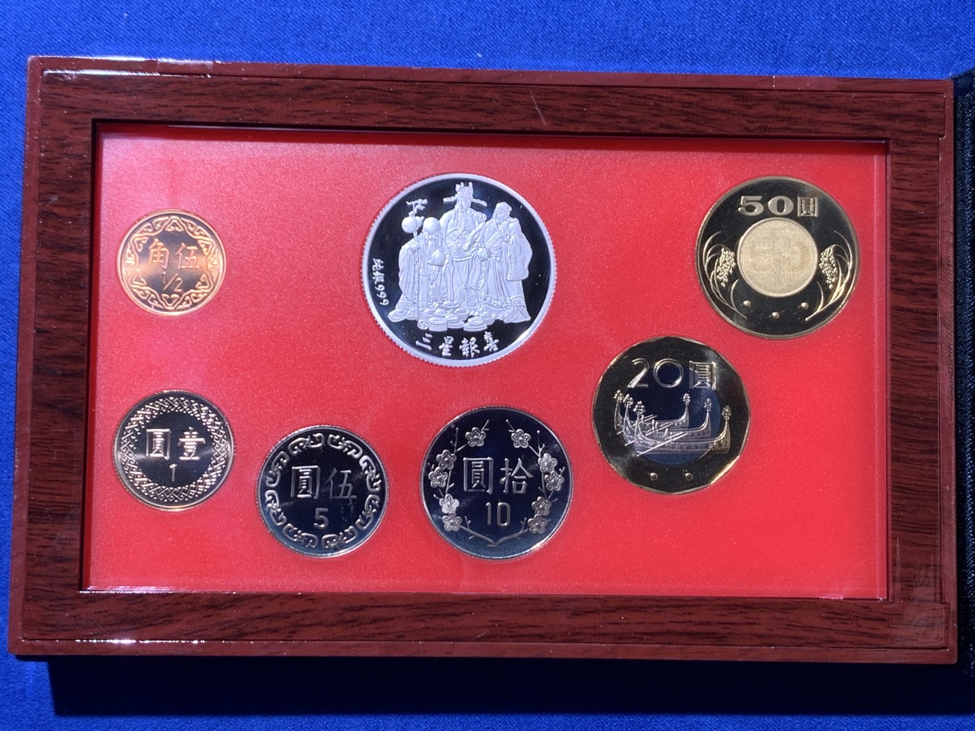 《竞宝斋》第257场-周日，周一 2场连拍 (全场包邮) 台湾省92年版精制套币，带羊年纯银章，包装和证书齐全