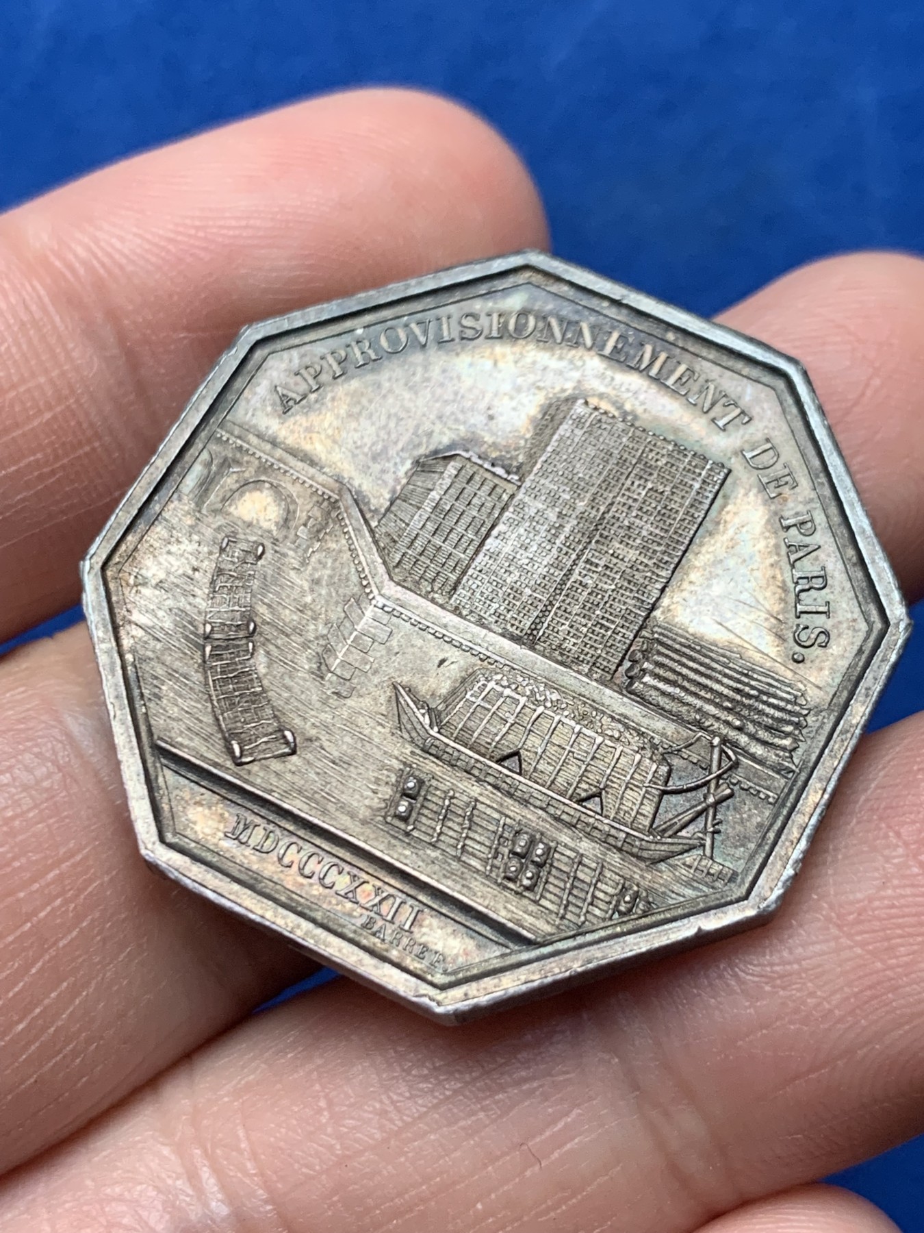 《竞宝斋》第257场-周日，周一 2场连拍 (全场包邮) 法国巴黎木材和煤炭贸易八角银质代币 33.3mm 16.3g 早期无边铭 状态精细 细节见图  2点处有小划