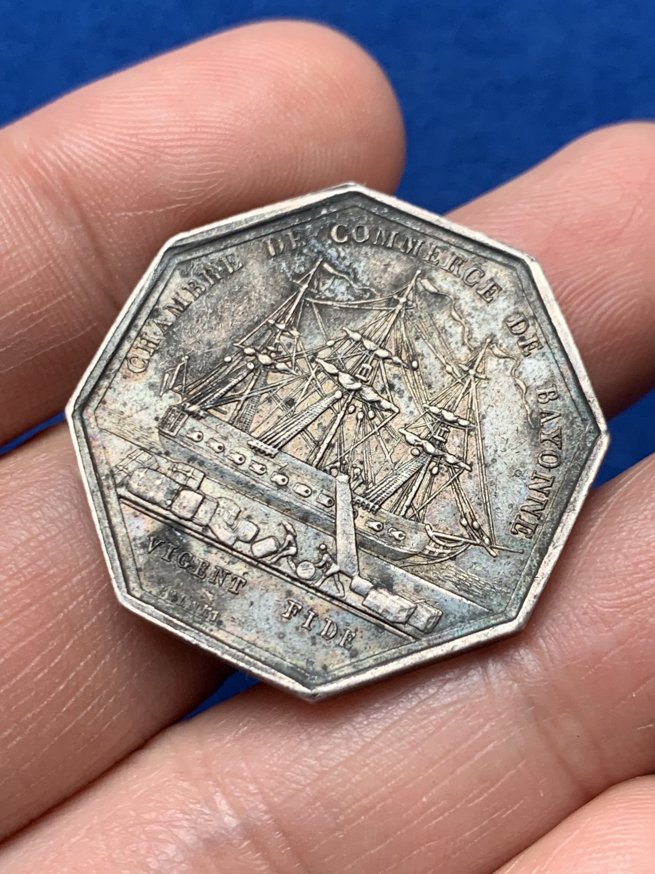 《竞宝斋》第257场-周日，周一 2场连拍 (全场包邮) 法国巴约纳商会八角银质代币，,12.95g，30.6mm，油灯边铭，早期品种，细节见图