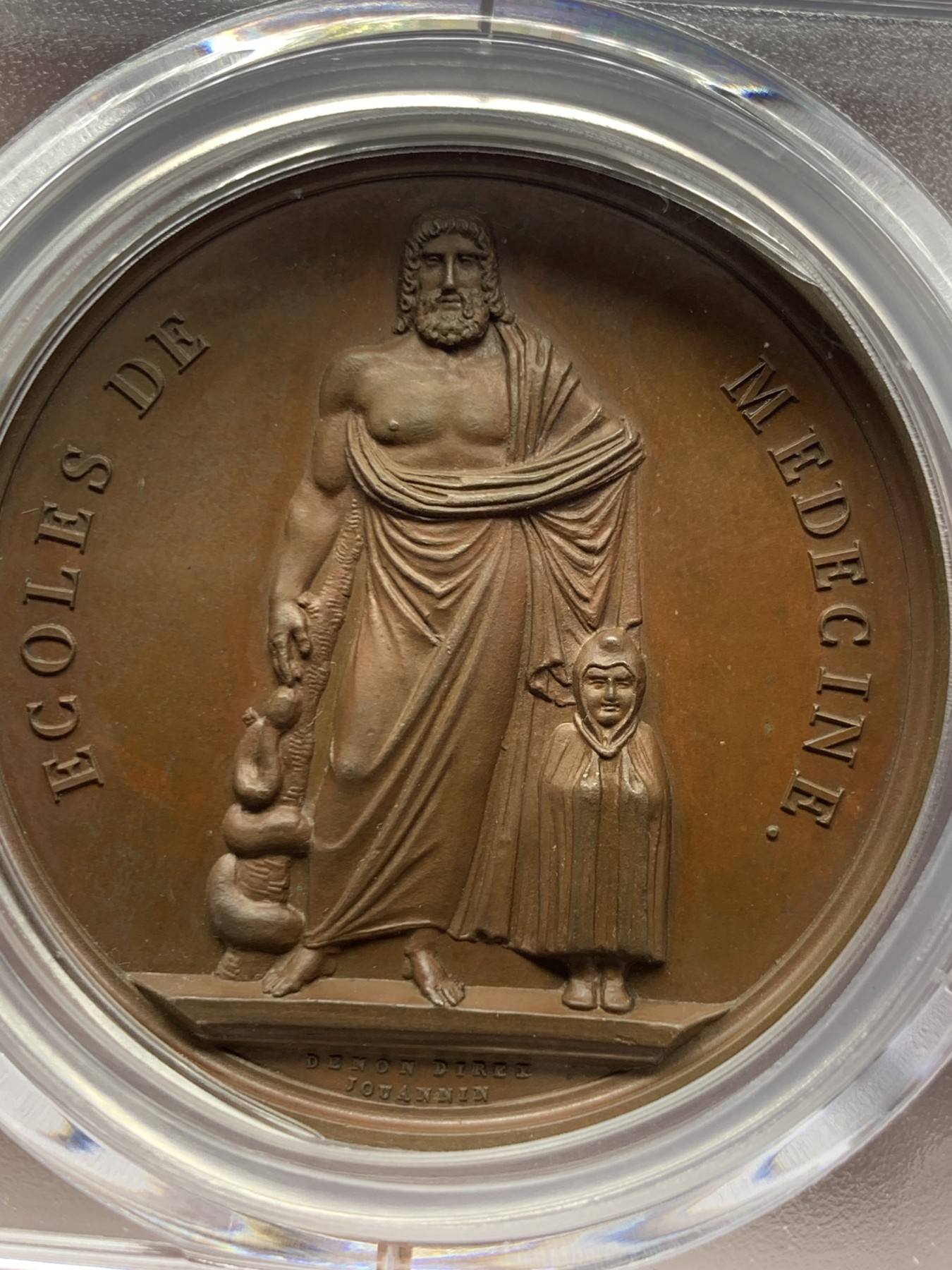 《竞宝斋》第257场-周日，周一 2场连拍 (全场包邮) PCGS SP64 亚军分 法国1805年拿破仑一世原铸医神铜章 医神阿斯克勒庇俄斯左手持缠绕着蛇的手杖 ，右手抚戴着斗篷的儿子康复之神泰勒夫鲁斯，他正为治疗疾病沉思，一条毒蛇悄悄地盘绕在他手杖上，他把蛇杀死后又出现一条毒蛇，口衔药草，使头一条死蛇得以复活，于是他的蛇杖成为医学的标志