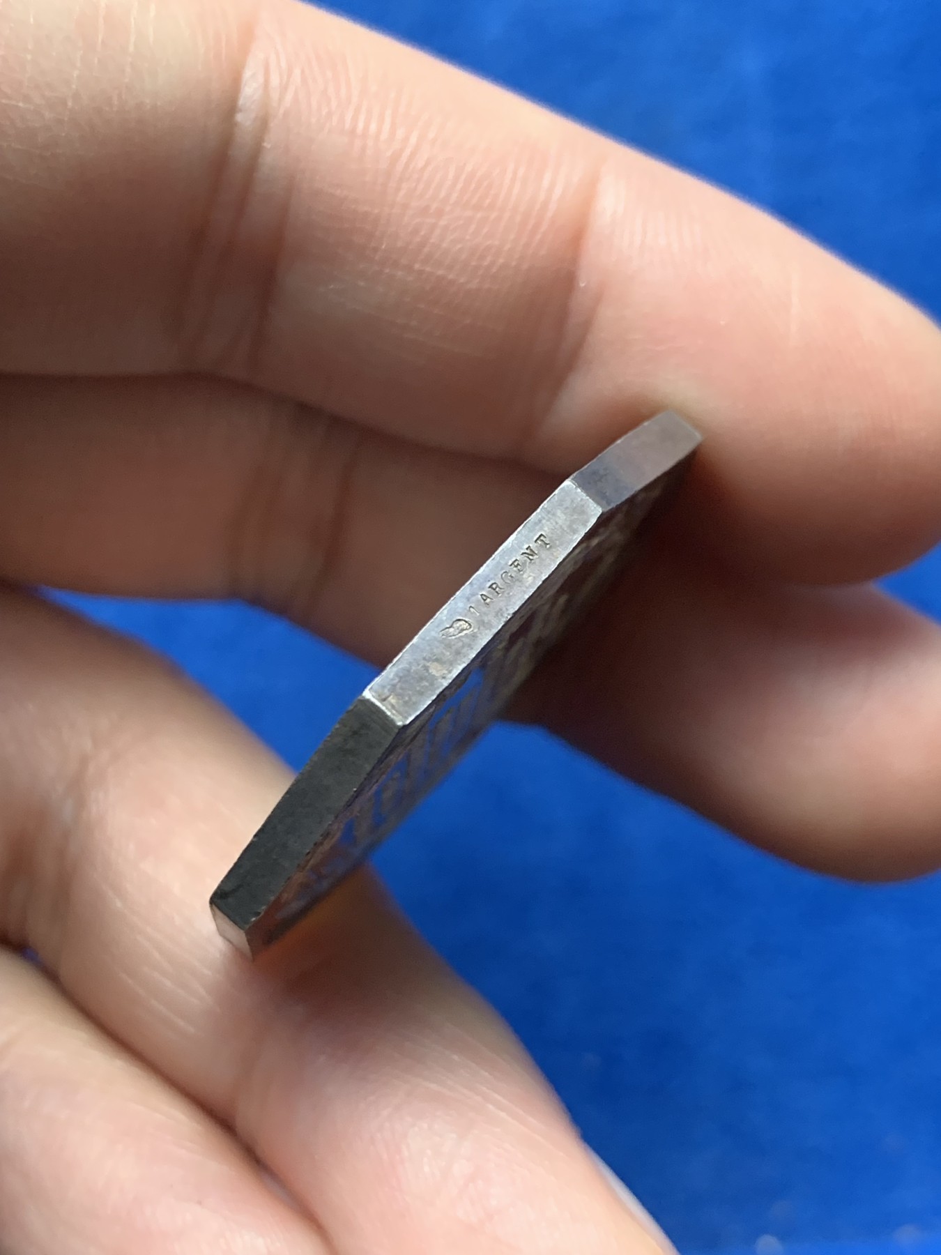 《竞宝斋》第257场-周日，周一 2场连拍 (全场包邮) 法国圣戈班玻璃公司魔镜八角银质代币 丰饶角银标 32.7mm 17.8g