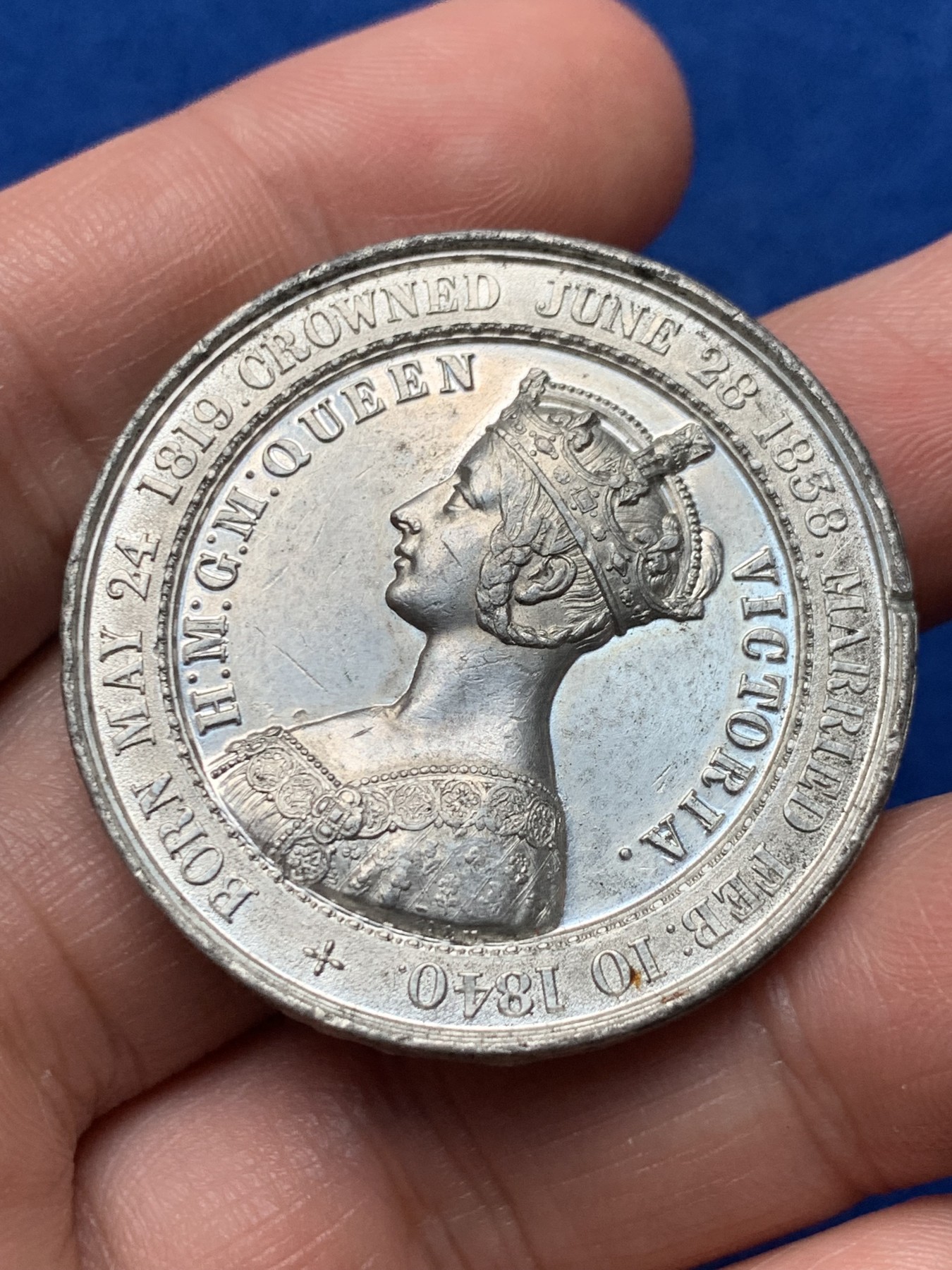 《竞宝斋》第257场-周日，周一 2场连拍 (全场包邮) 英国1849年煤矿交易所纪念章 白金属材质 小维经典的哥特式头像非常漂亮 38.6mm 16.2g