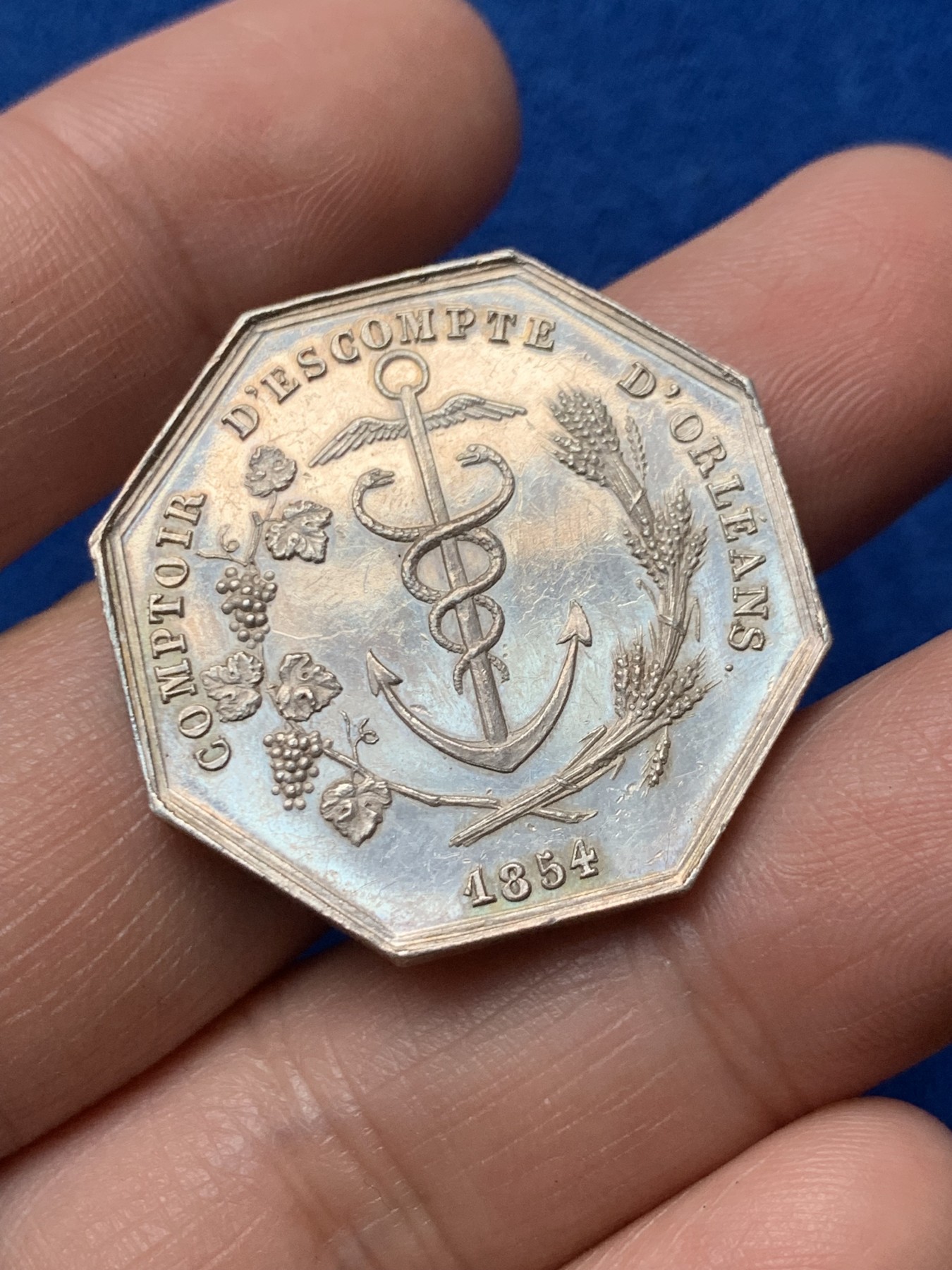 《竞宝斋》第257场-周日，周一 2场连拍 (全场包邮) 法国1854利恩哈特储蓄银行八角银质代币 31mm 14.1克 蜜蜂边铭银标