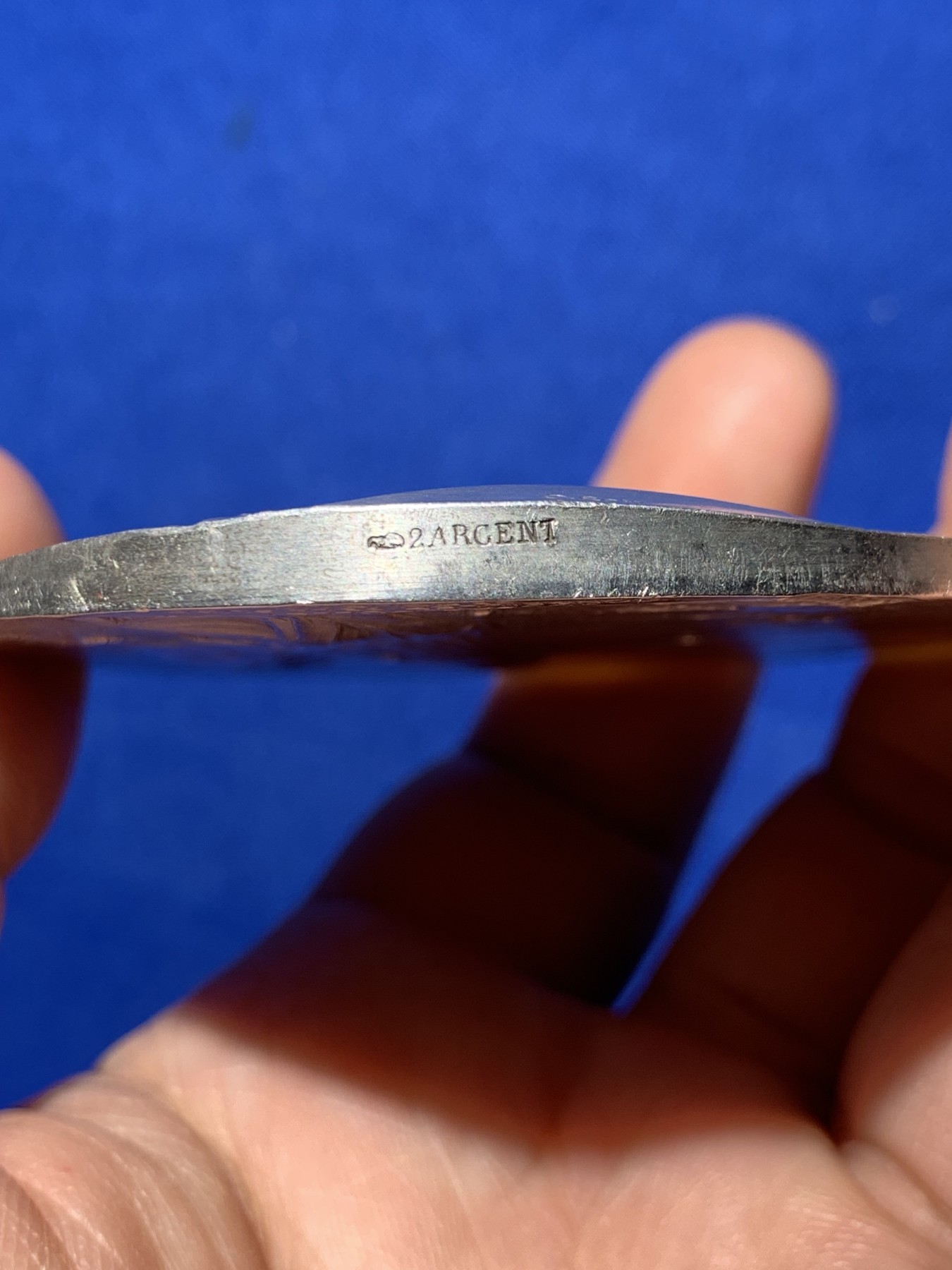 《竞宝斋》第257场-周日，周一 2场连拍 (全场包邮) 法百1900年法国法兰西银行百年纪念银章，直径68mm ，原盒。O.Roty大师名誉品，边铭2ARGENT