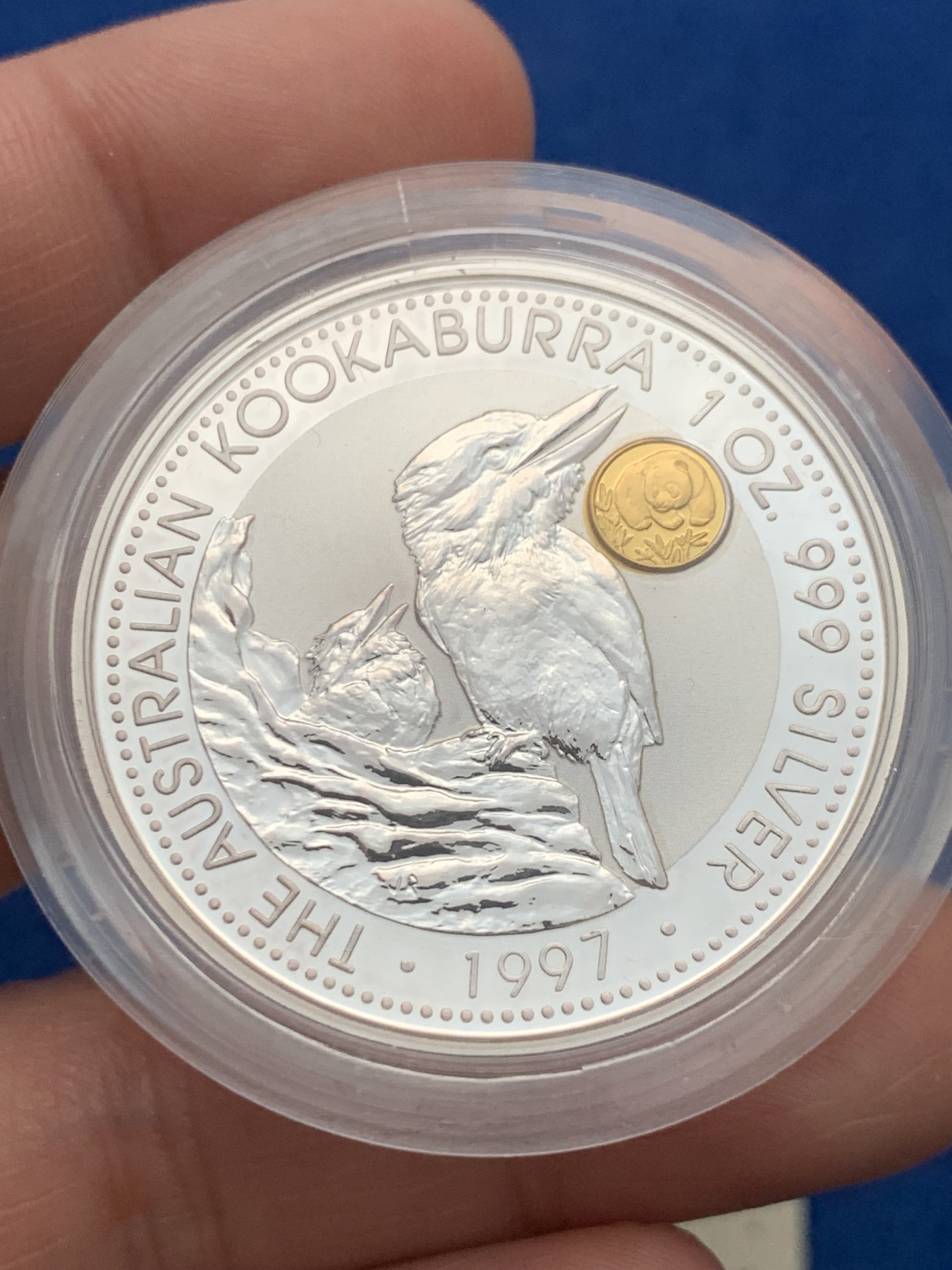 《竞宝斋》第257场-周日，周一 2场连拍 (全场包邮) 两枚一组 澳大利亚 1997年 笑翠鸟 熊猫镶嵌银币 含纯银1盎司999银，金猫重0.5克黄金，发行1.5万枚，为上海国际钱币展而发行