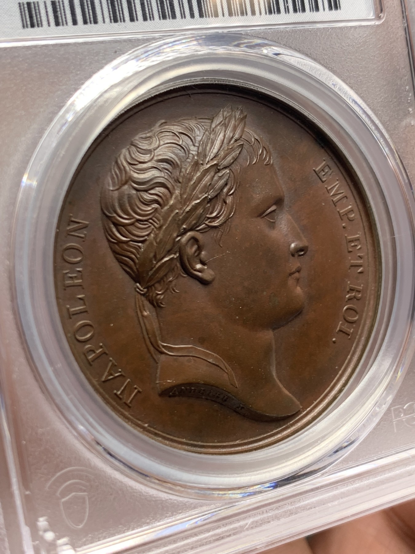 《竞宝斋》第257场-周日，周一 2场连拍 (全场包邮) PCGS SP64 亚军分 法国1805年拿破仑一世原铸医神铜章 医神阿斯克勒庇俄斯左手持缠绕着蛇的手杖 ，右手抚戴着斗篷的儿子康复之神泰勒夫鲁斯，他正为治疗疾病沉思，一条毒蛇悄悄地盘绕在他手杖上，他把蛇杀死后又出现一条毒蛇，口衔药草，使头一条死蛇得以复活，于是他的蛇杖成为医学的标志