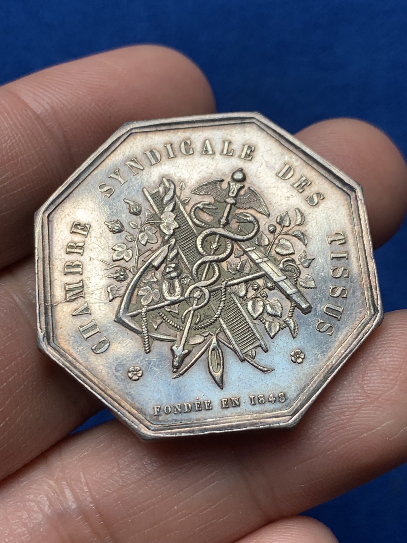 《竞宝斋》第257场-周日，周一 2场连拍 (全场包邮) 法国1860-1879塞纳河工会八角银质代币，19.31g，35.8mm，蜜蜂边铭，大蜜蜂戳记