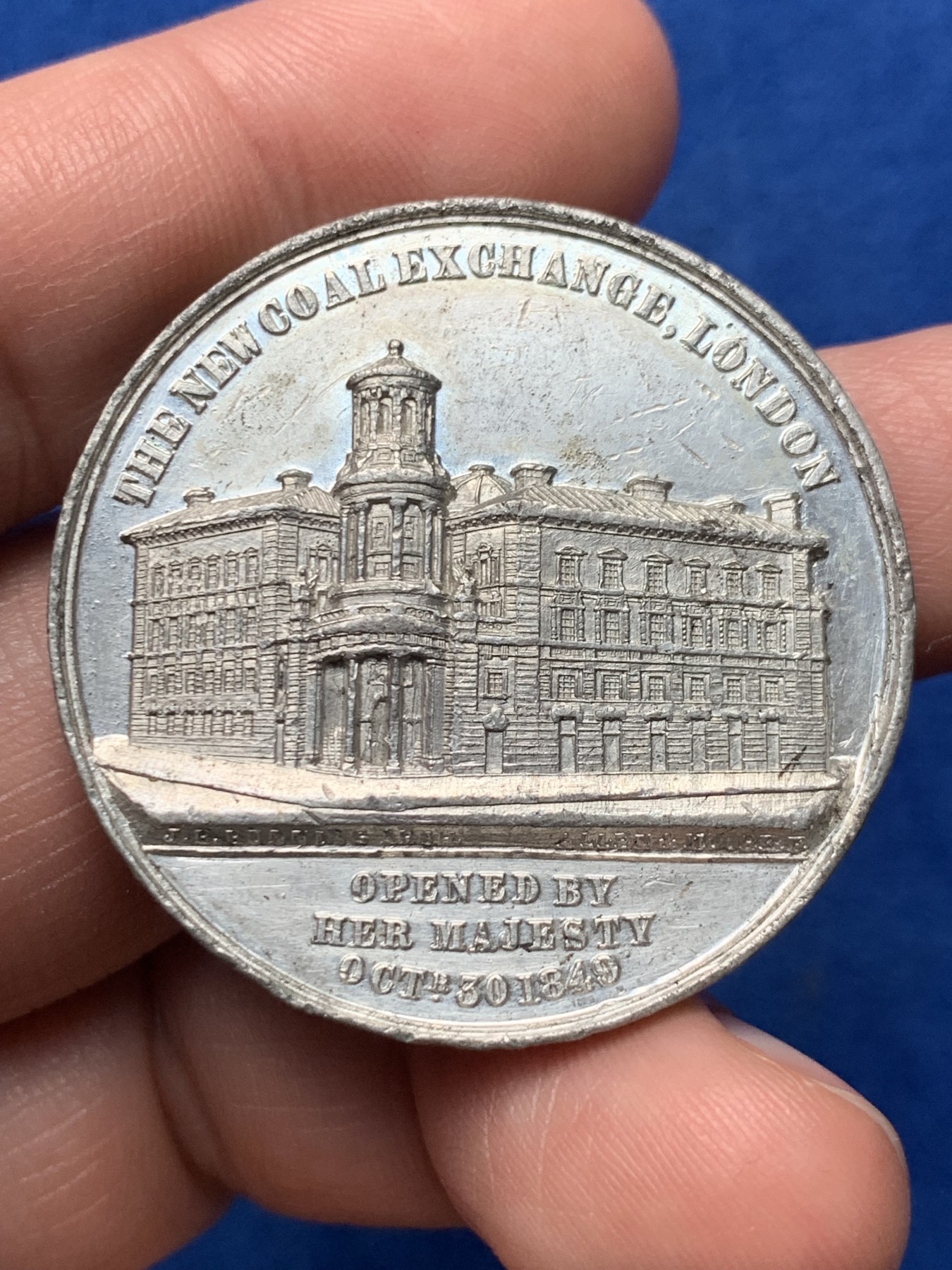 《竞宝斋》第257场-周日，周一 2场连拍 (全场包邮) 英国1849年煤矿交易所纪念章 白金属材质 小维经典的哥特式头像非常漂亮 38.6mm 16.2g