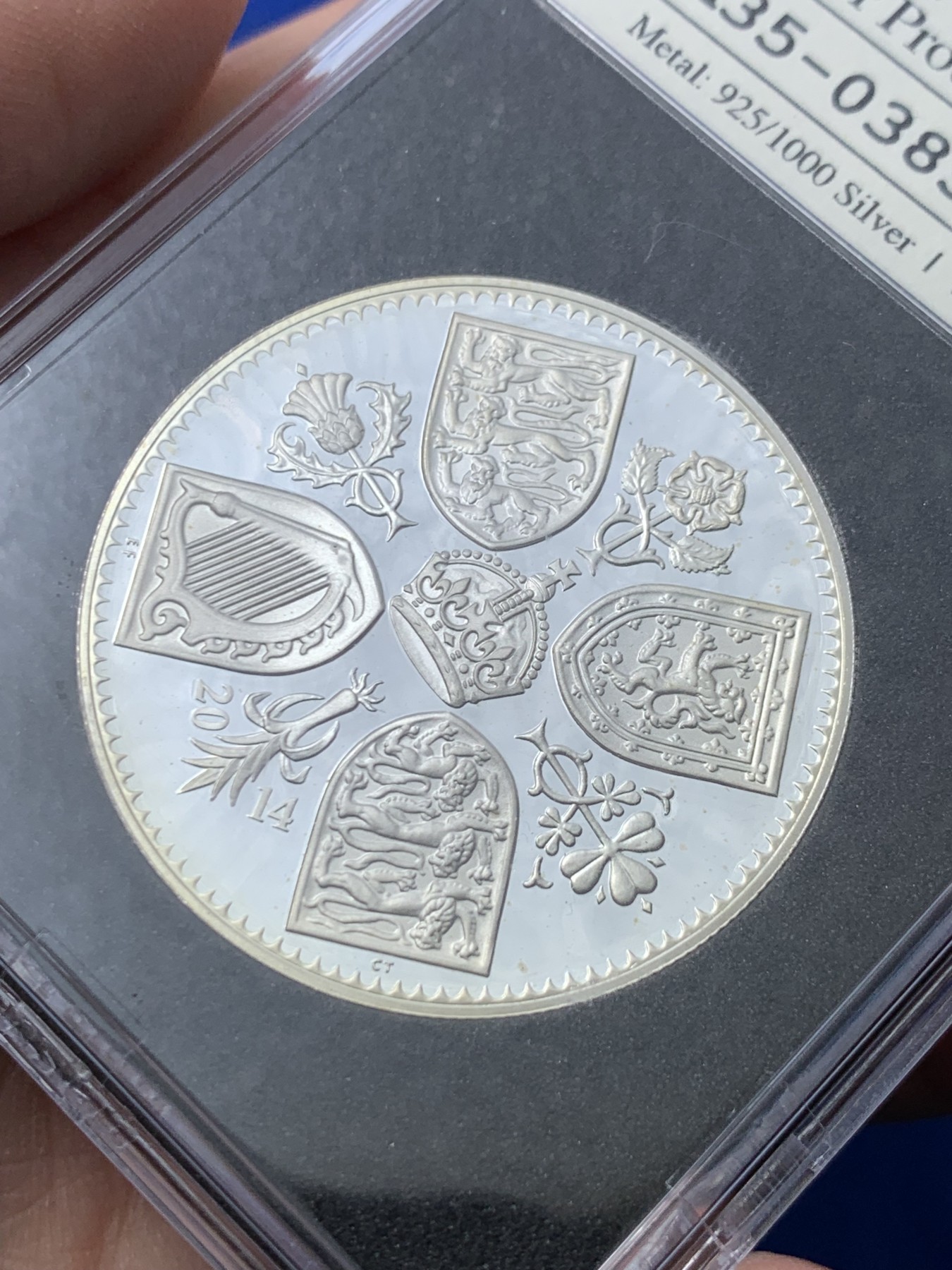 《竞宝斋》第257场-周日，周一 2场连拍 (全场包邮) 英国2014年发行乔治王子诞辰1周年纪念5英镑精制银币 皇家铸币局官方首日封加日期邮戳 仅495枚 市场价1500+