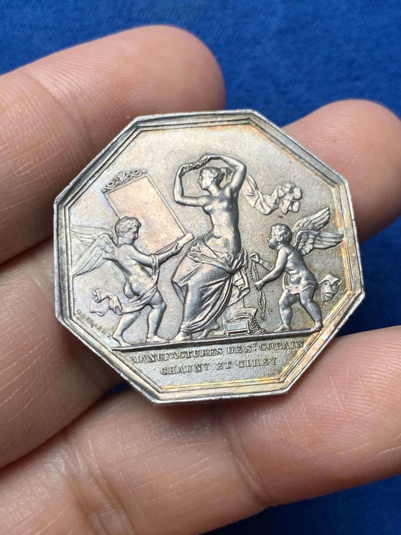 《竞宝斋》第257场-周日，周一 2场连拍 (全场包邮) 法国圣戈班玻璃公司魔镜八角银质代币 丰饶角银标 32.7mm 17.8g