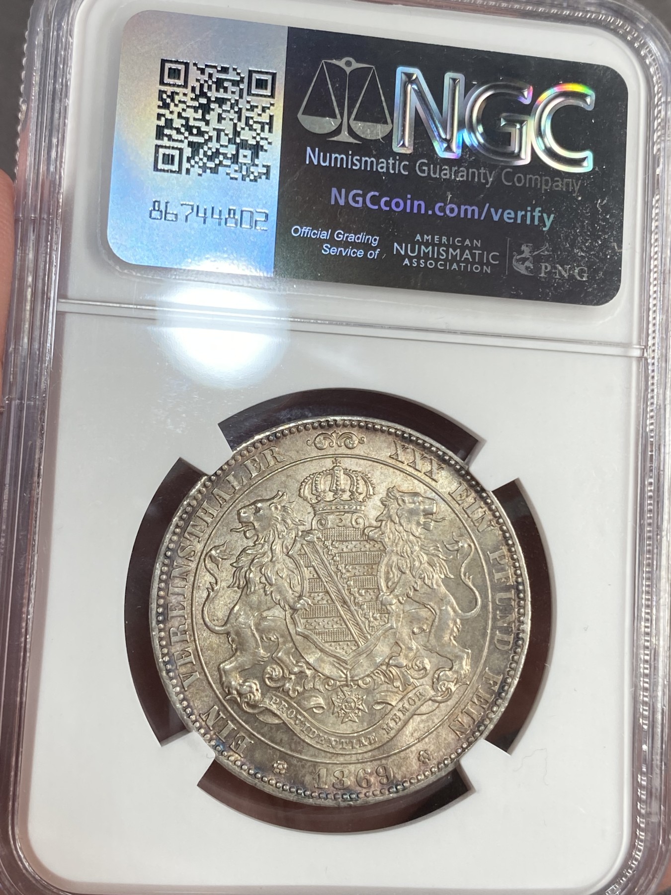 万国钱币拍卖第023期（金辉银韵之夜） NGC MS63 1869年德国萨克森双狮盾徽流通1泰勒 经典双狮纹章 流通品种 淡金彩收藏佳品