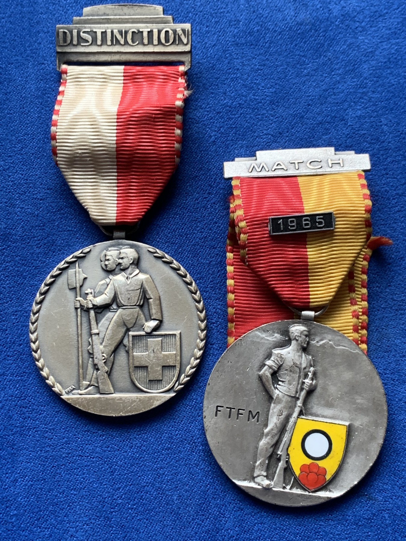 《竞宝斋》第257场-周日，周一 2场连拍 (全场包邮) 2枚一组 瑞士章 细节见图 材质不明