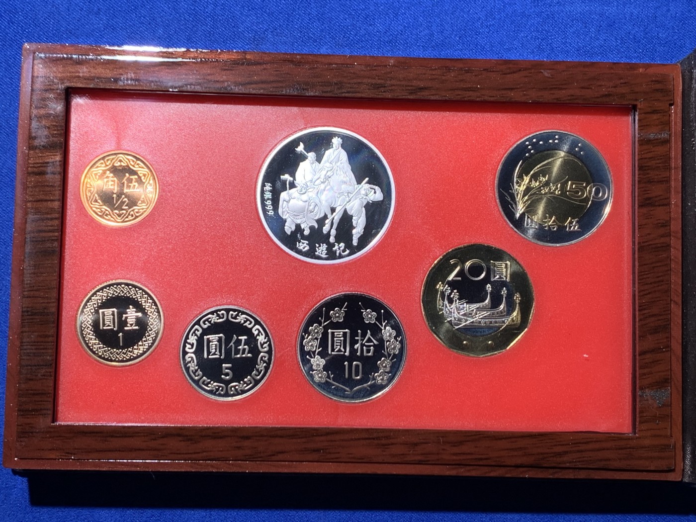 《竞宝斋》第257场-周日，周一 2场连拍 (全场包邮) 台湾省91年版精制套币，带马年纯银章，包装和证书齐全（带台湾银行收据）