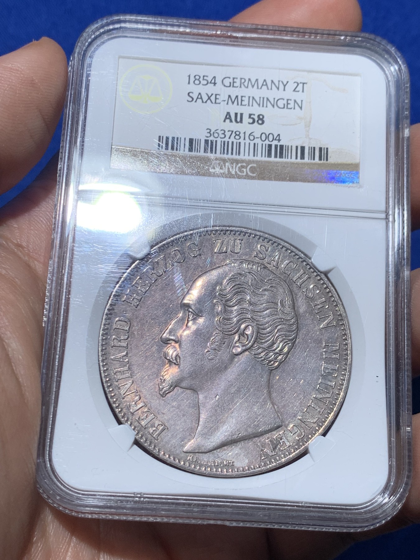 《竞宝斋》第257场-周日，周一 2场连拍 (全场包邮) NGC AU58 德国 萨克森 梅宁根 1854年 2泰勒 发行时间仅2年 此年份发行量仅14000枚 37克规格的窗帘大银币 五彩包浆，状态非常难得