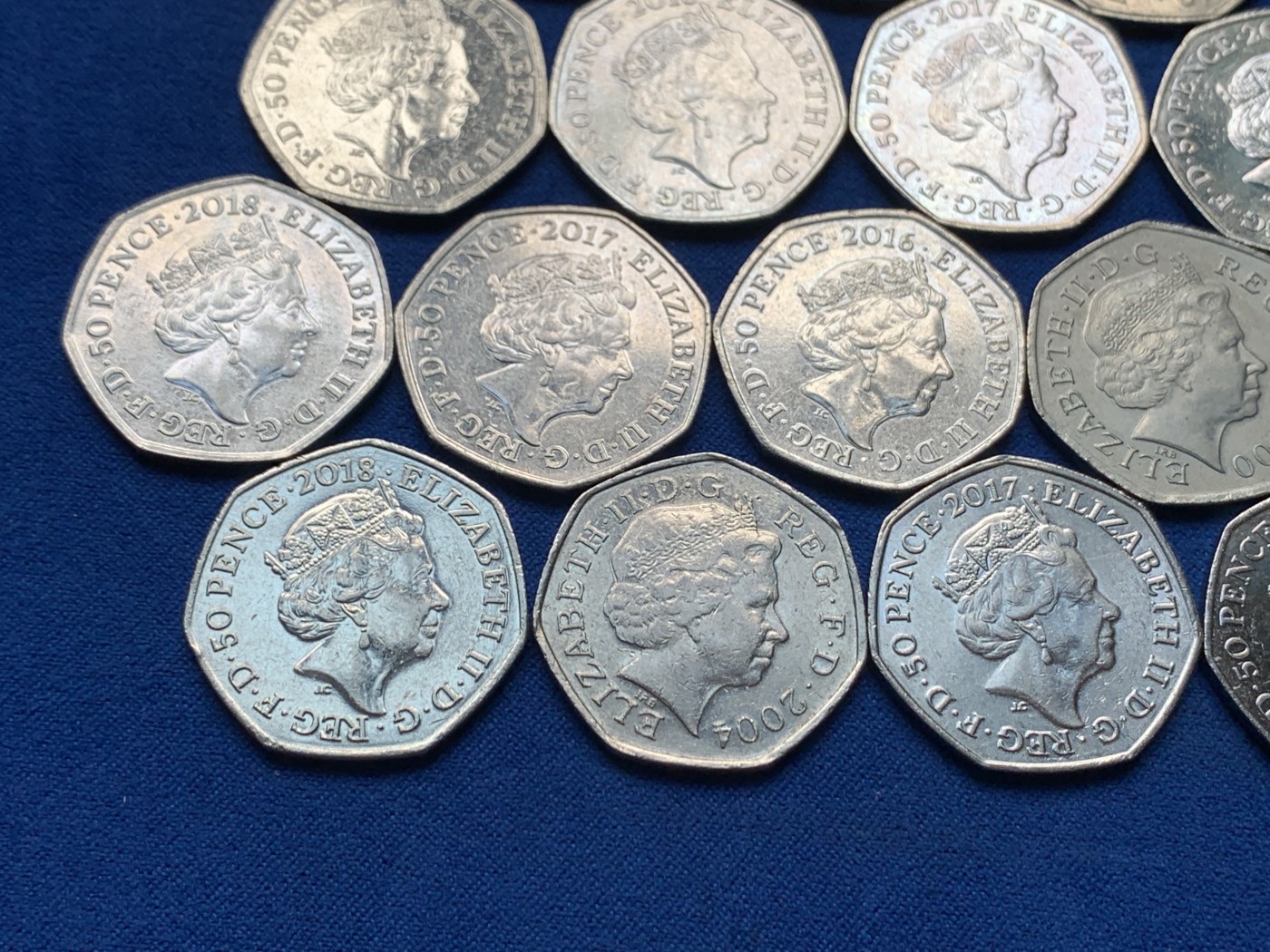 《竞宝斋》第257场-周日，周一 2场连拍 (全场包邮) 20枚一组 英国50便士 含有彼得兔 帕丁顿熊 脱欧等多个系列 大多全新 基本不重复