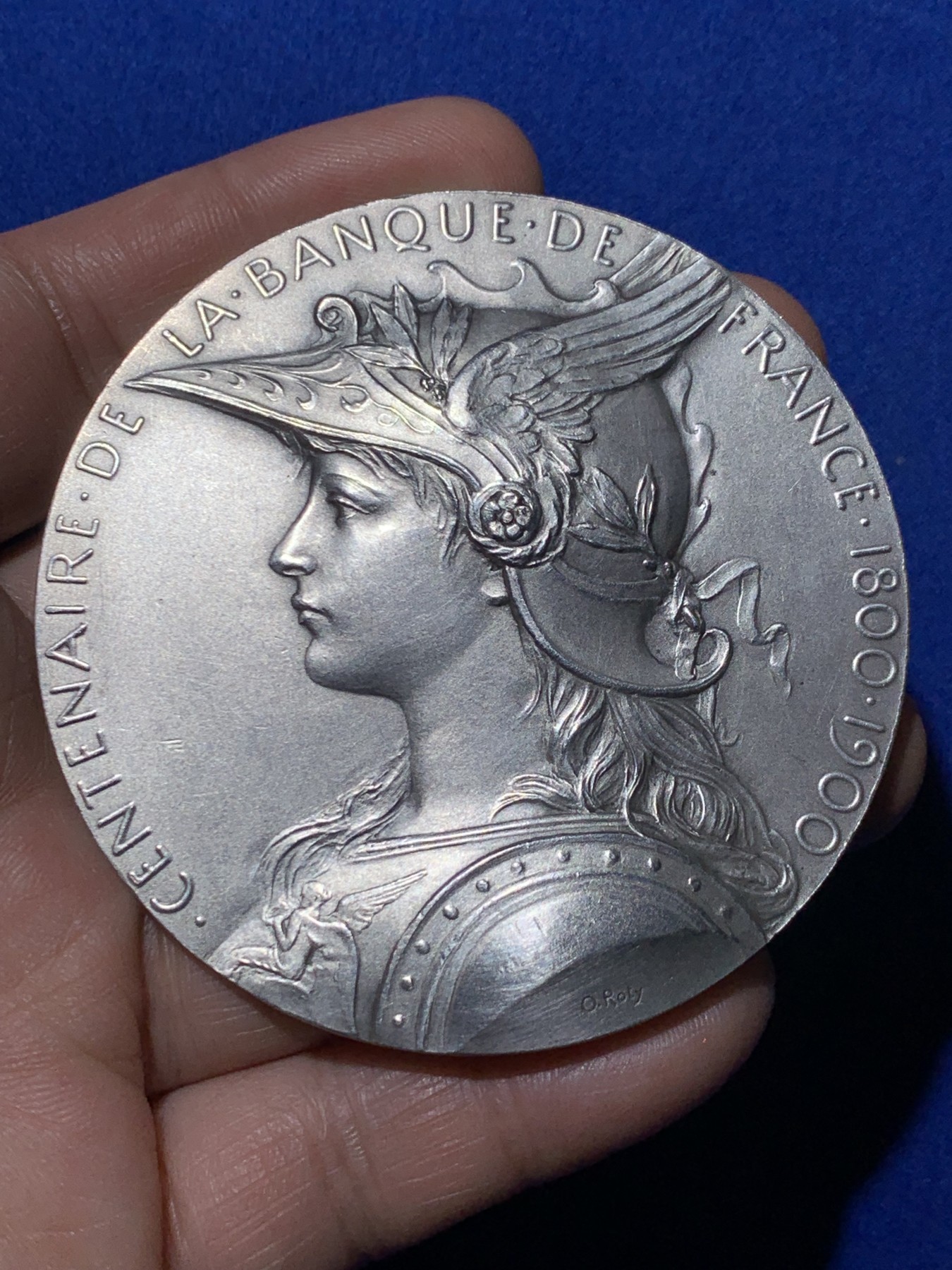 《竞宝斋》第257场-周日，周一 2场连拍 (全场包邮) 法百1900年法国法兰西银行百年纪念银章，直径68mm ，原盒。O.Roty大师名誉品，边铭2ARGENT