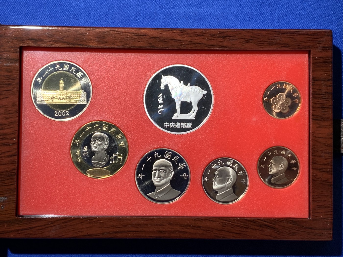 《竞宝斋》第257场-周日，周一 2场连拍 (全场包邮) 台湾省91年版精制套币，带马年纯银章，包装和证书齐全（带台湾银行收据）