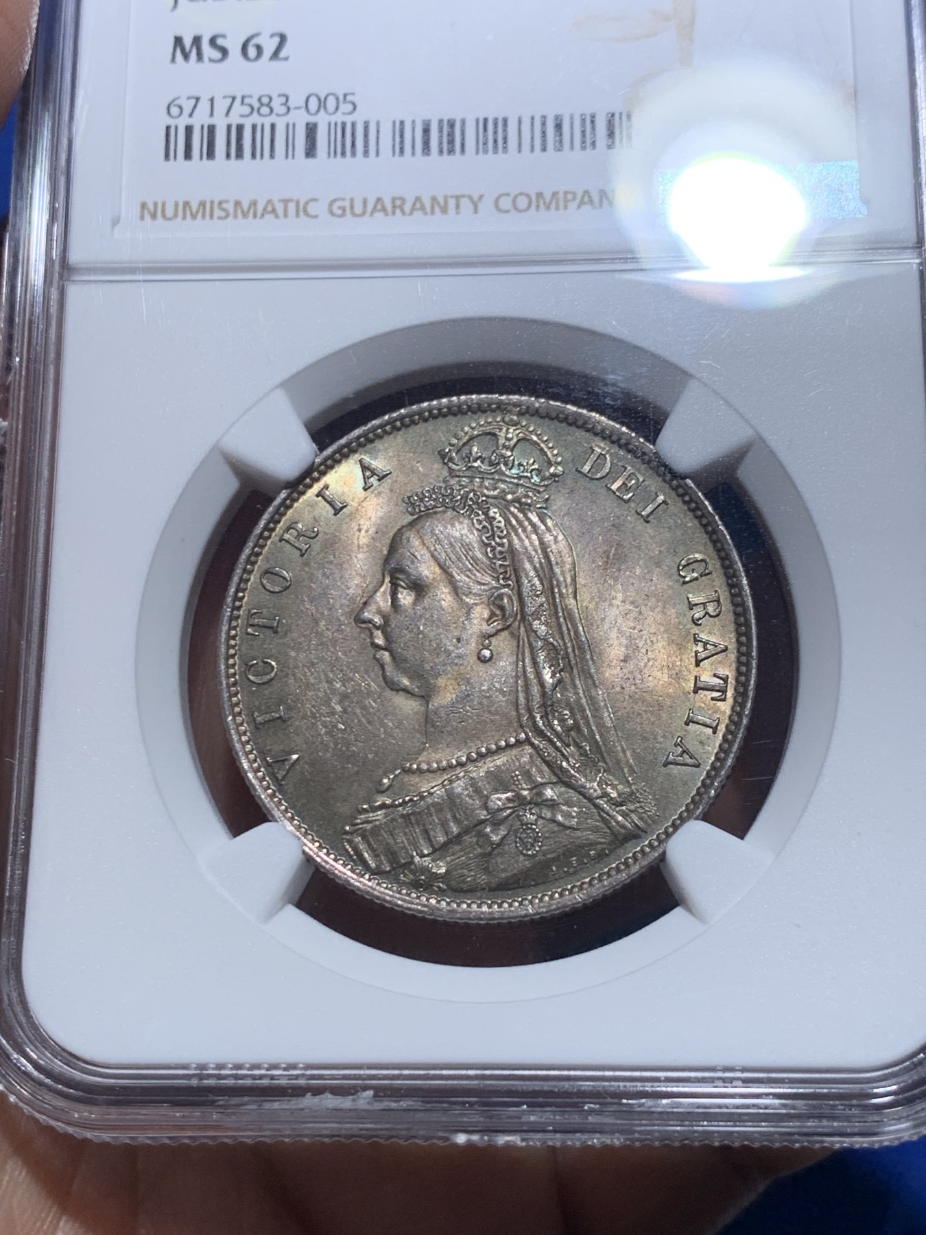 《竞宝斋》第257场-周日，周一 2场连拍 (全场包邮) NGC MS62 英国1887年维多利亚1/2克朗 深五彩带转光