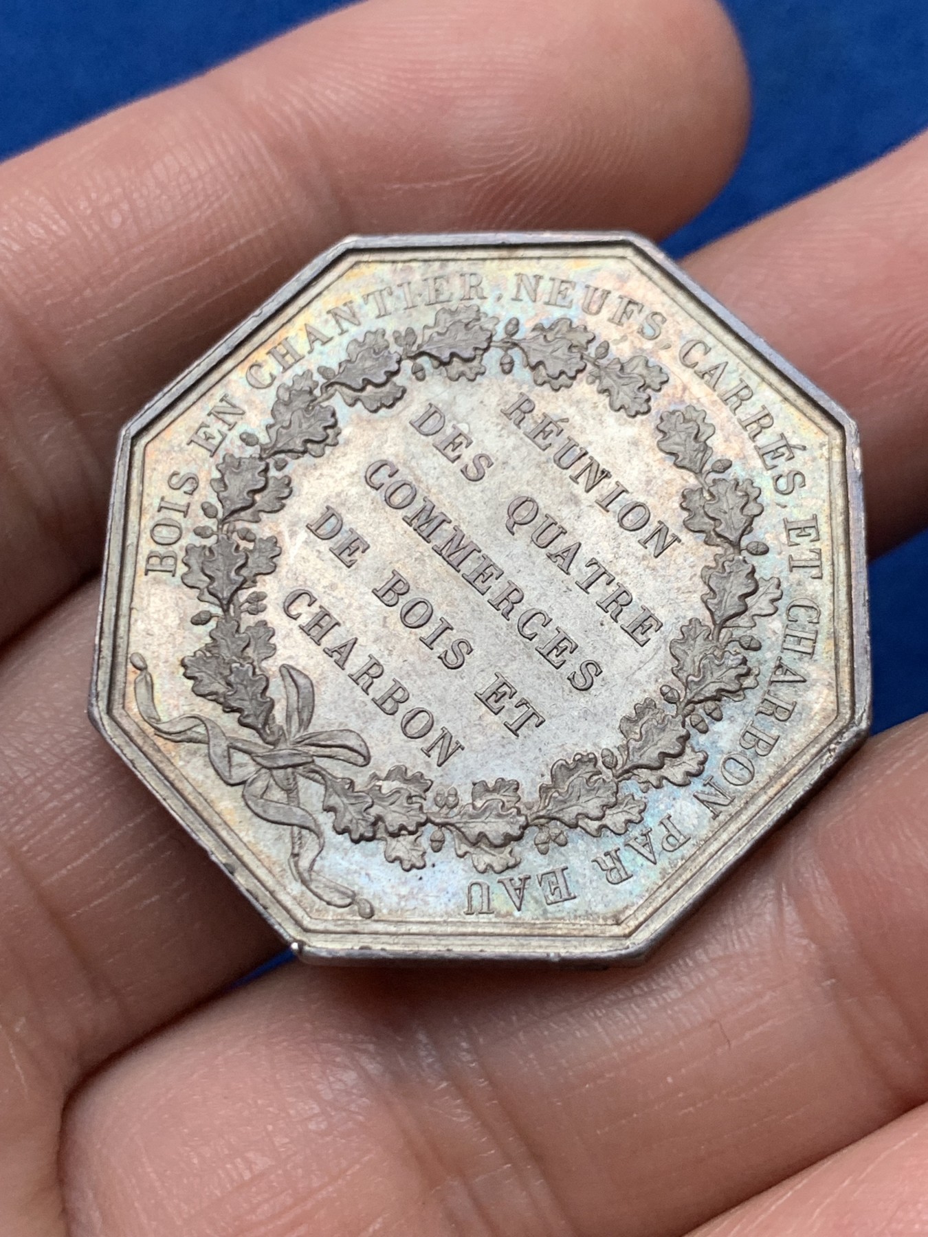 《竞宝斋》第257场-周日，周一 2场连拍 (全场包邮) 法国巴黎木材和煤炭贸易八角银质代币 33.3mm 16.3g 早期无边铭 状态精细 细节见图  2点处有小划