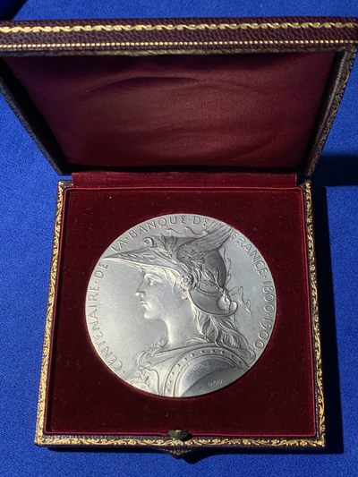 《竞宝斋》第257场-周日，周一 2场连拍 (全场包邮) - 法百1900年法国法兰西银行百年纪念银章，直径68mm ，原盒。O.Roty大师名誉品，边铭2ARGENT