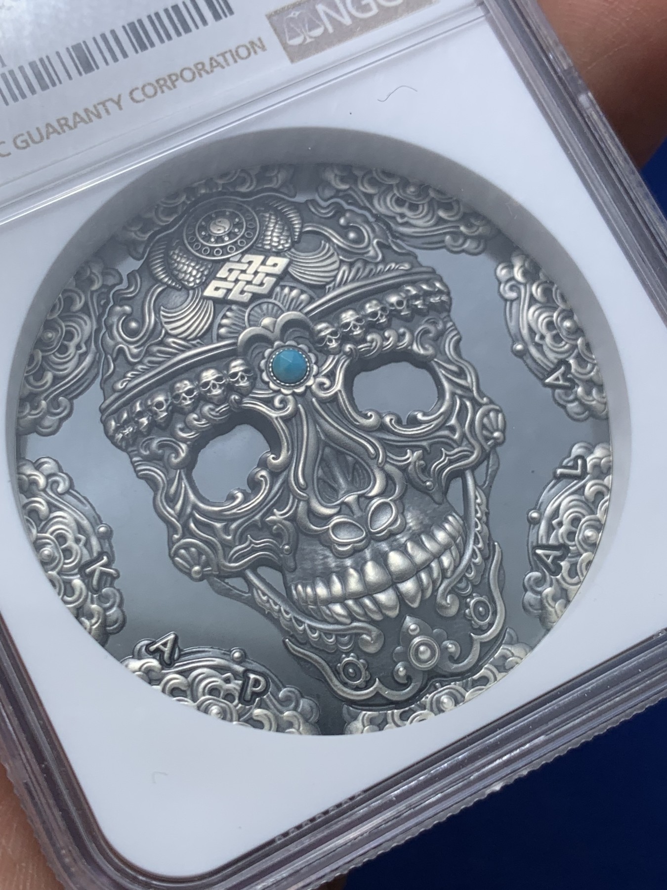 《竞宝斋》第257场-周日，周一 2场连拍 (全场包邮) NGC PF70 喀麦隆2018卡帕拉头盖镶嵌绿松石 2盎司 银币 131 盒证齐全 镶嵌工艺 世界文化系列首枚