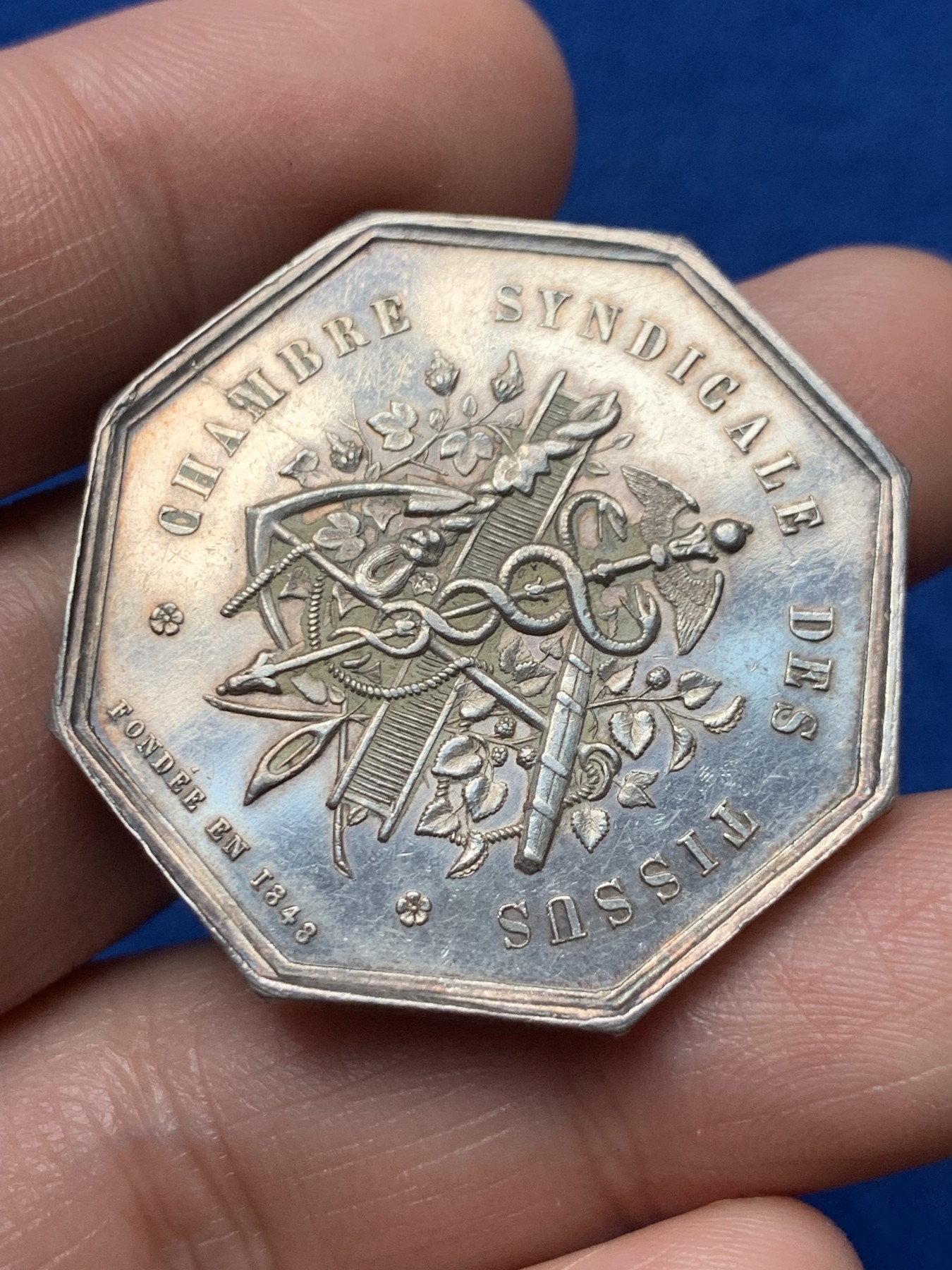 《竞宝斋》第257场-周日，周一 2场连拍 (全场包邮) 法国1860-1879塞纳河工会八角银质代币，19.31g，35.8mm，蜜蜂边铭，大蜜蜂戳记