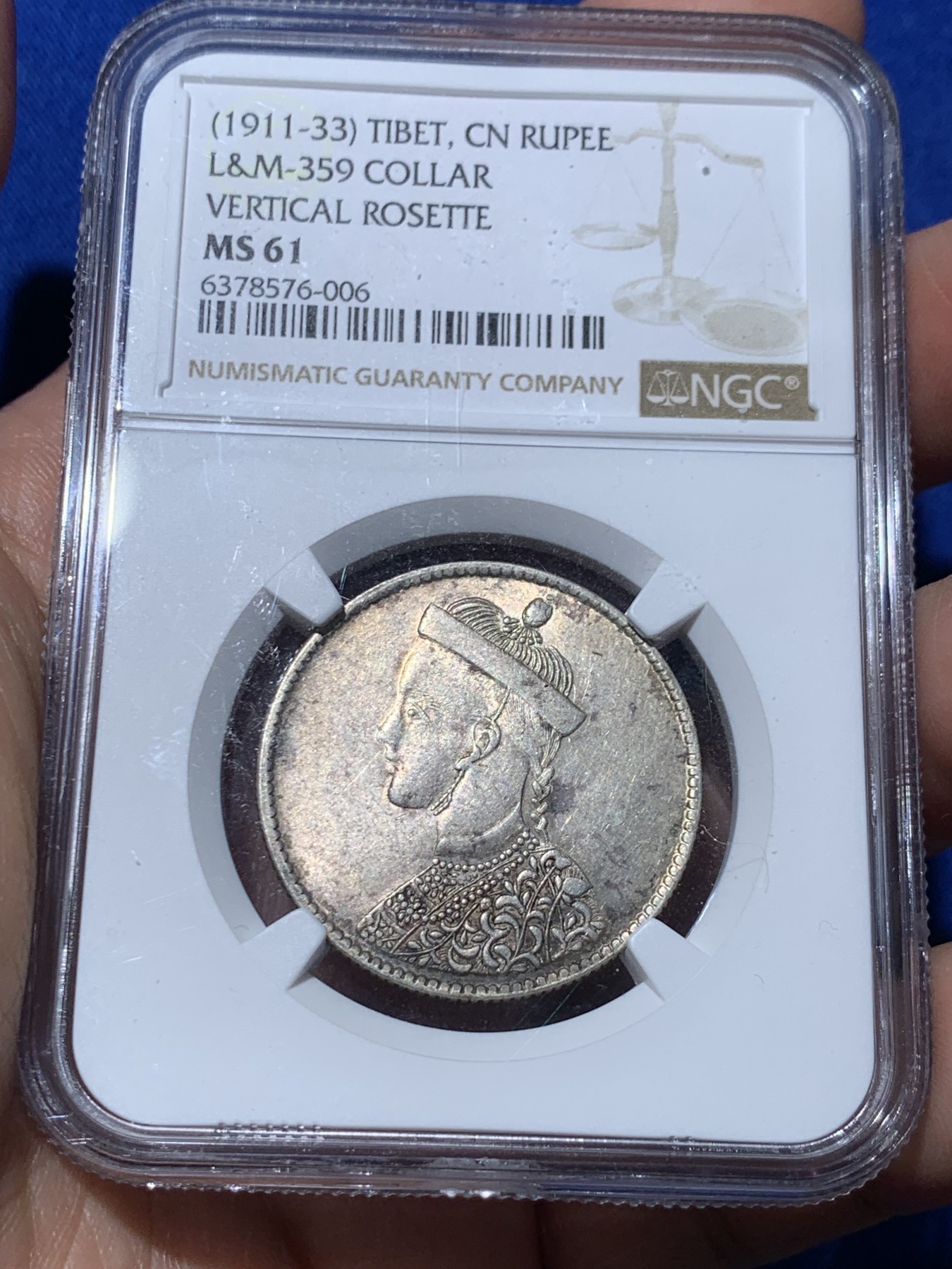 《竞宝斋》第257场-周日，周一 2场连拍 (全场包邮) NGC MS61 西藏1911年一期卢比，竖花有领。同分SBP今年1月拍出1560美元。见下图