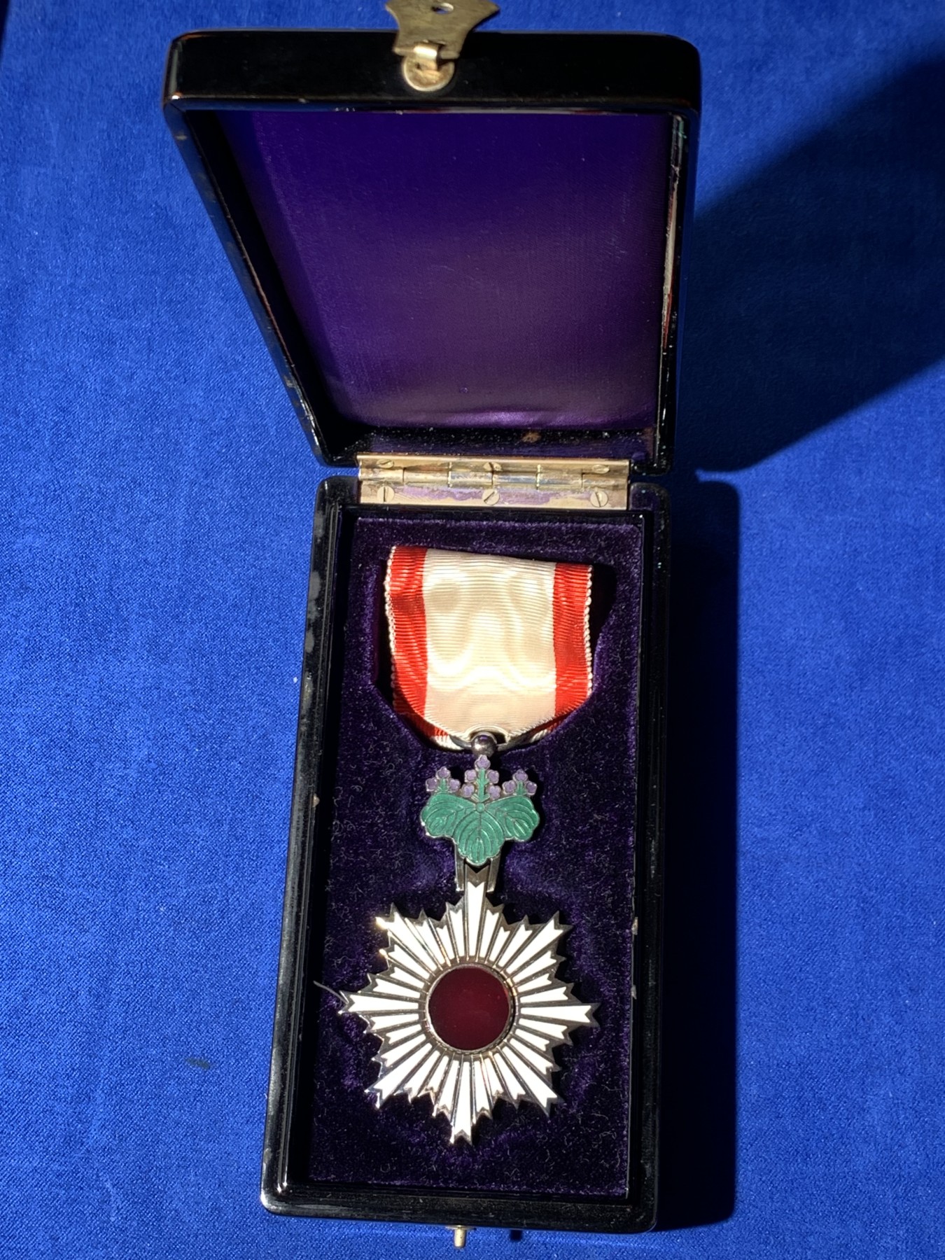 《竞宝斋》第257场-周日，周一 2场连拍 (全场包邮) 原盒全套 日本勋六等单光旭日章 银质 红色旭日和紫绿桐花完整为经典七宝烧 红白绶带 略章齐全 木质原盒刻字清晰