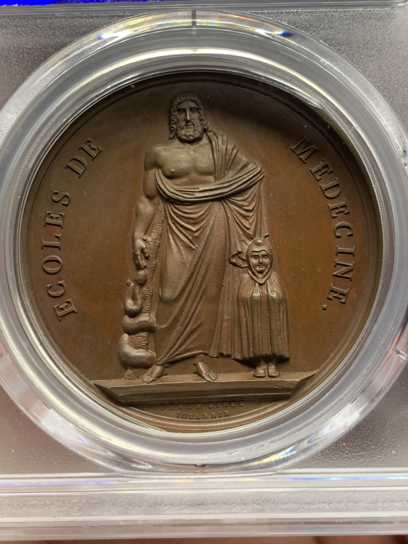 《竞宝斋》第257场-周日，周一 2场连拍 (全场包邮) PCGS SP64 亚军分 法国1805年拿破仑一世原铸医神铜章 医神阿斯克勒庇俄斯左手持缠绕着蛇的手杖 ，右手抚戴着斗篷的儿子康复之神泰勒夫鲁斯，他正为治疗疾病沉思，一条毒蛇悄悄地盘绕在他手杖上，他把蛇杀死后又出现一条毒蛇，口衔药草，使头一条死蛇得以复活，于是他的蛇杖成为医学的标志