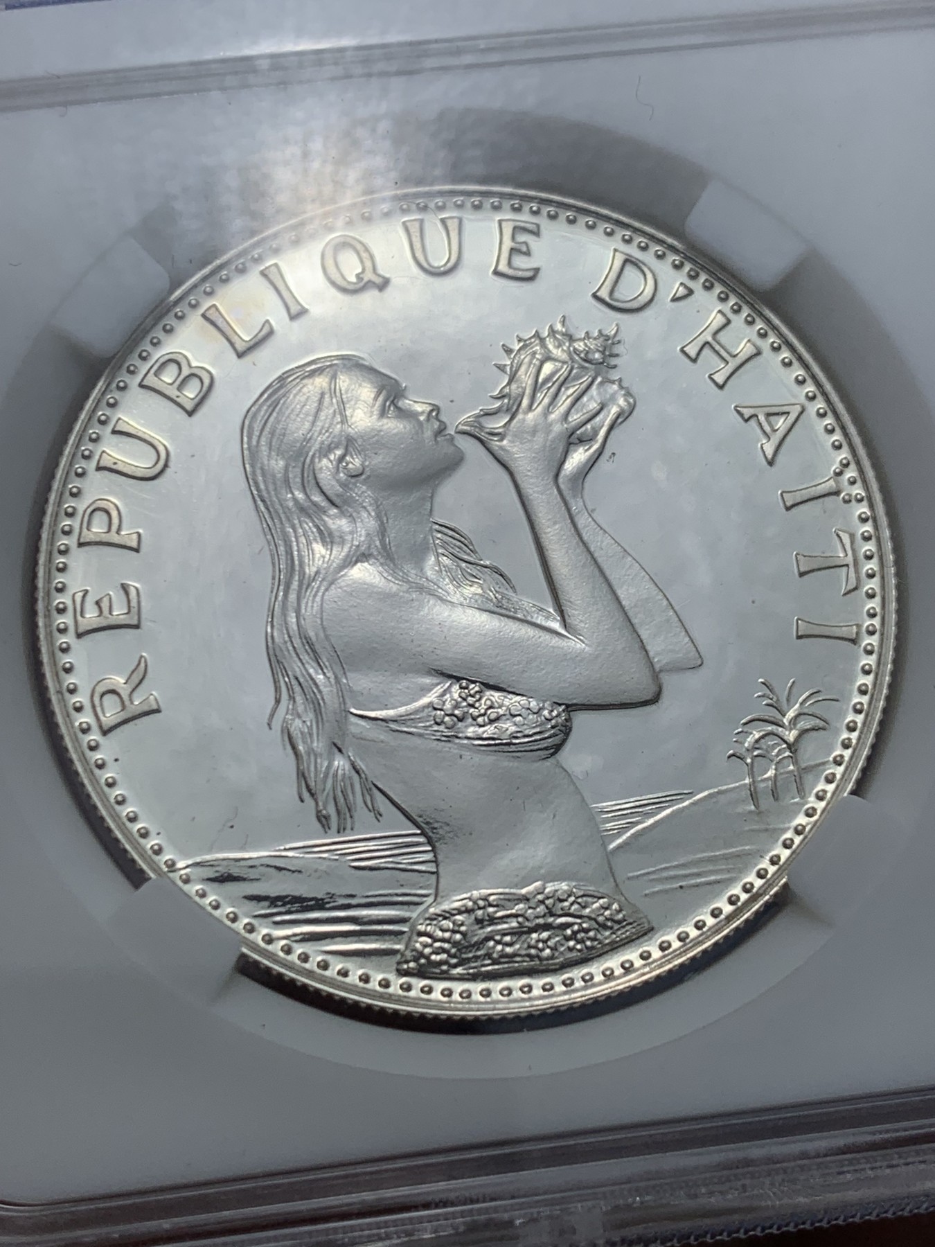 《竞宝斋》第257场-周日，周一 2场连拍 (全场包邮) CNCS PF68 海地1973年吹海螺的少女50古德精制银币 （老精稀收藏品，裸币市价1000+）