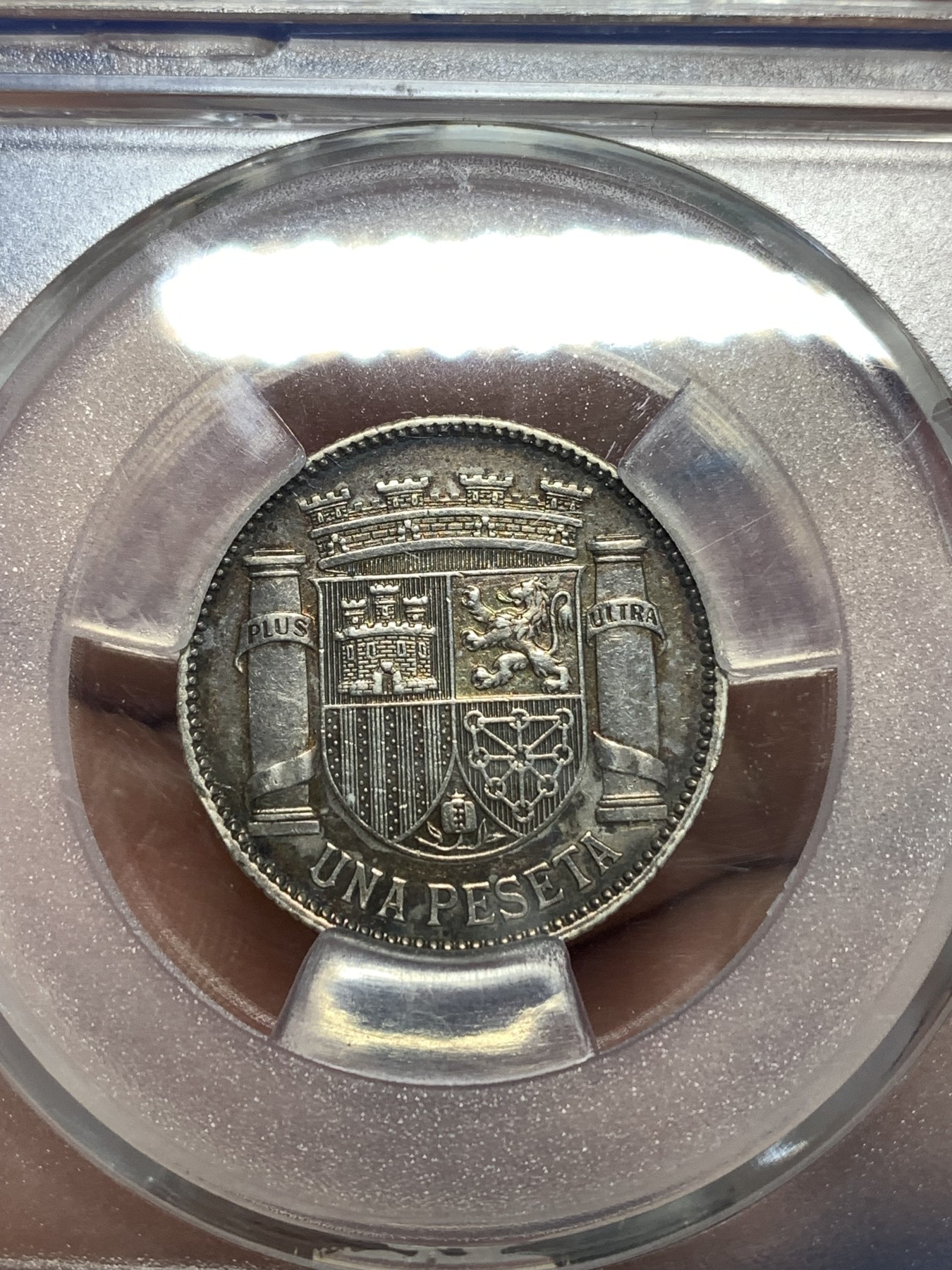 《竞宝斋》第257场-周日，周一 2场连拍 (全场包邮) 金盾 AU55 西班牙1933年拿花1比塞塔银币 内战版 盒子底部有裂