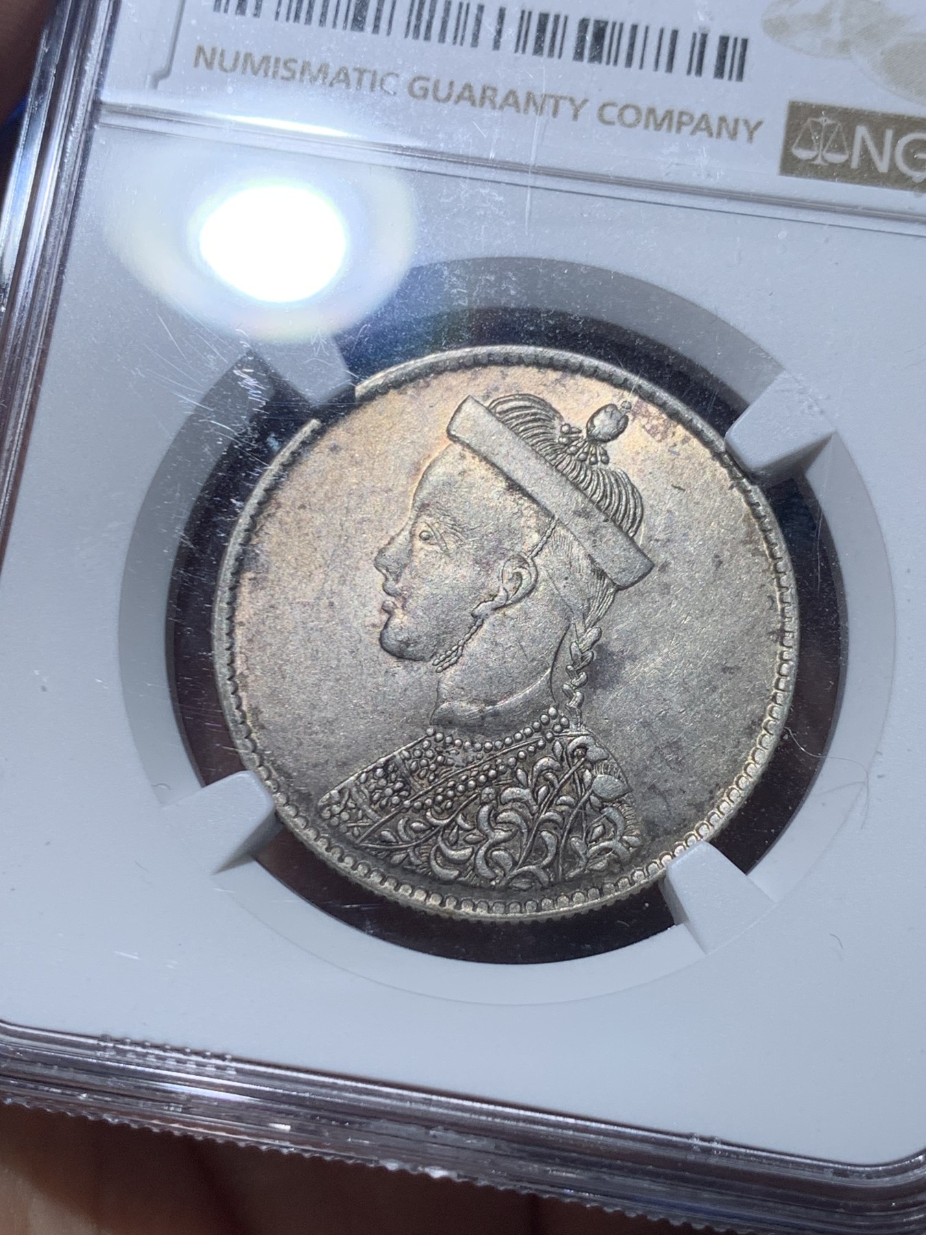 《竞宝斋》第257场-周日，周一 2场连拍 (全场包邮) NGC MS61 西藏1911年一期卢比，竖花有领。同分SBP今年1月拍出1560美元。见下图