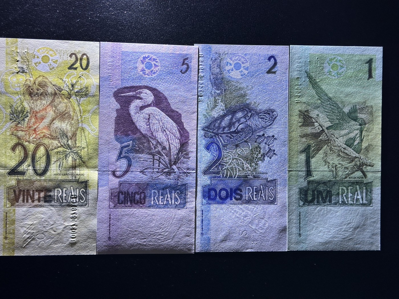 《外钞收藏家》第三百五十六期（美洲纸币专场） 巴西现代币1-20，4枚 全新