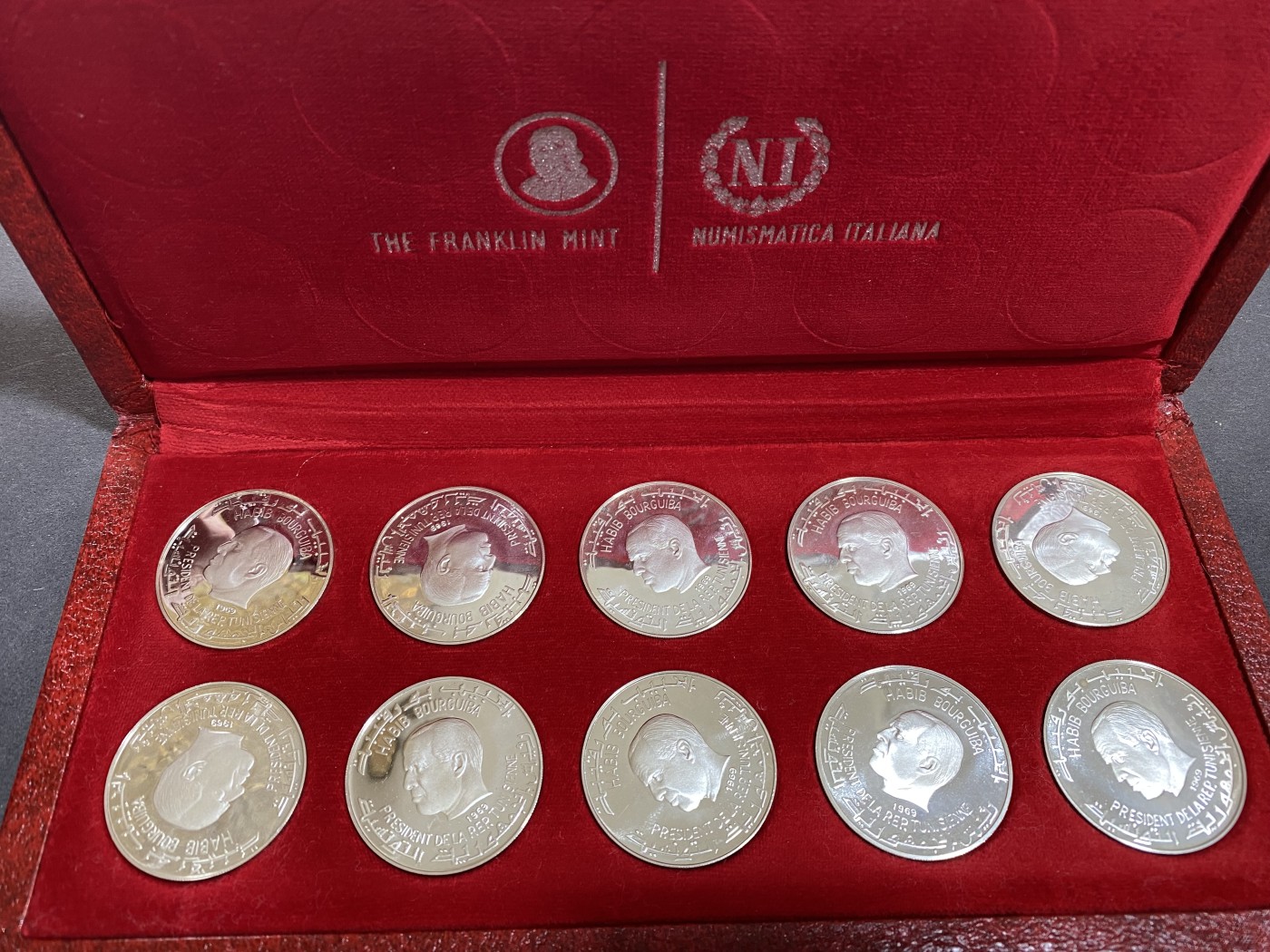 万国钱币拍卖第023期（金辉银韵之夜） 1969年突尼斯迦太基文明10枚精制套币，富兰克林造币厂出品，共200克重。原盒无证书。