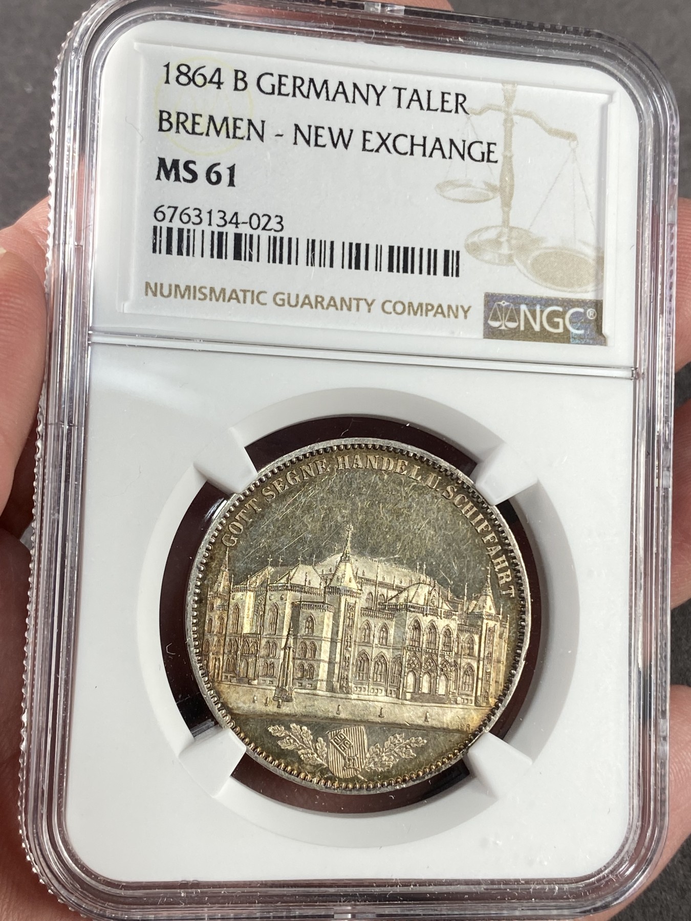 万国钱币拍卖第023期（金辉银韵之夜） NGC MS61 1864年德国不莱梅证交所落成纪念流通1泰勒 经典景观泰勒 发行量仅仅7000枚 金彩裹身