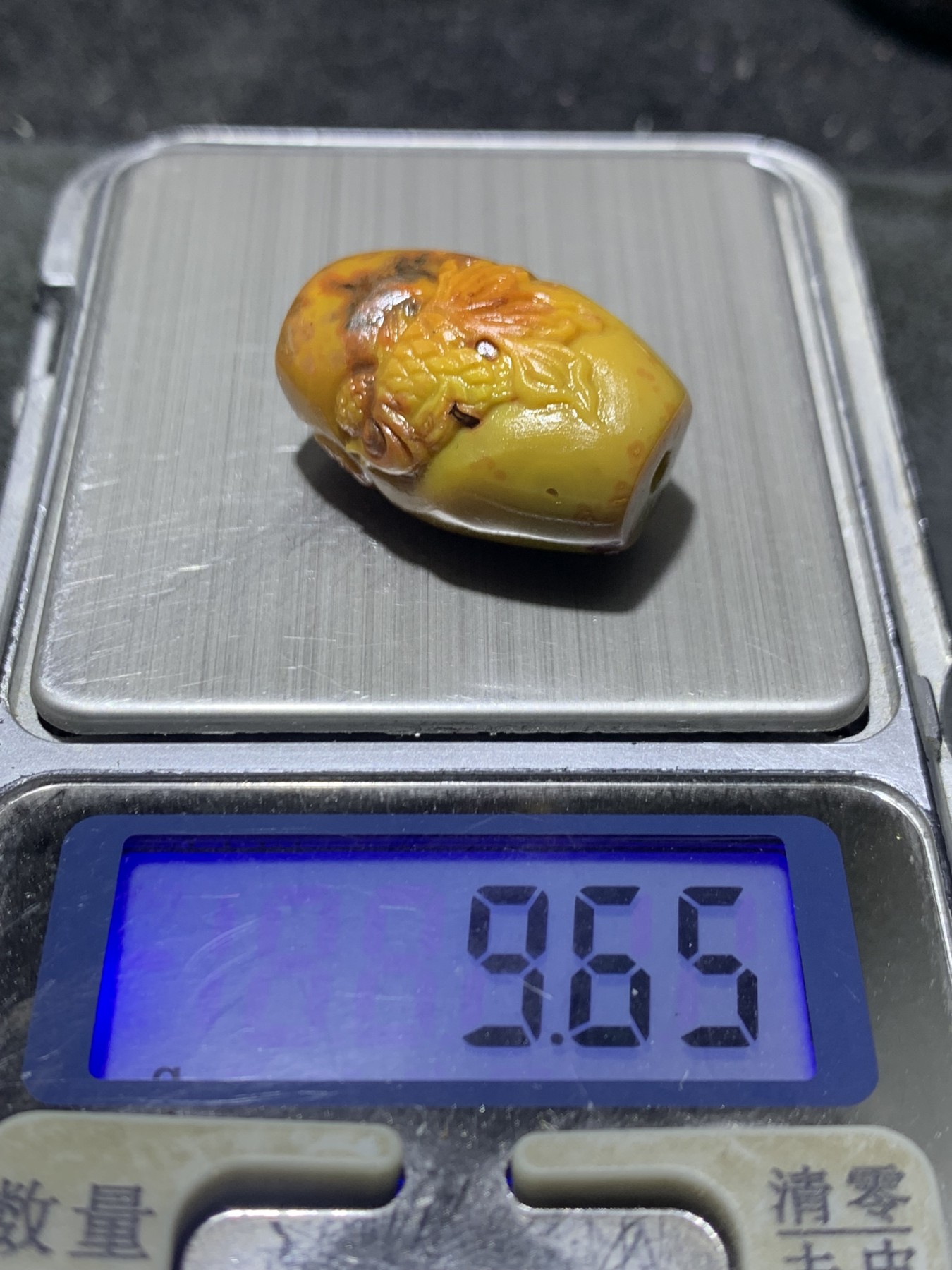 精美亚光高润度战国红玛瑙手工俏色巧雕金鱼桶珠一个！