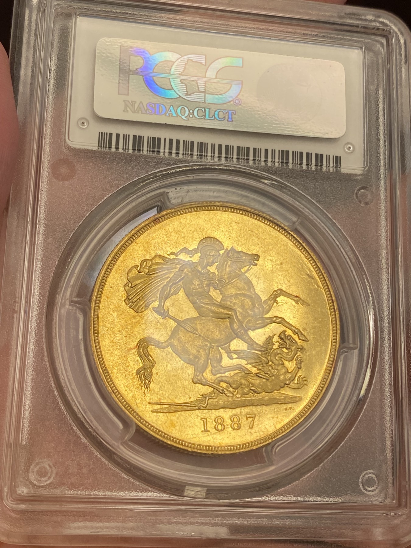 万国钱币拍卖第023期（金辉银韵之夜） PCGS MS62+ 1887英国维多利亚女王5镑金币 发行量54000枚，近40g的重量足以在流通金币当中傲视群雄，黄金的闪耀与经典的圣乔治屠龙完美结合，此枚打制深峻，底板类镜面质感，光泽强烈，在黄金暴涨的大环境下，堪称投资与收藏的双赢之选，再高半分的价格可能就是另一个档次的存在，此次入手机会切勿错过。