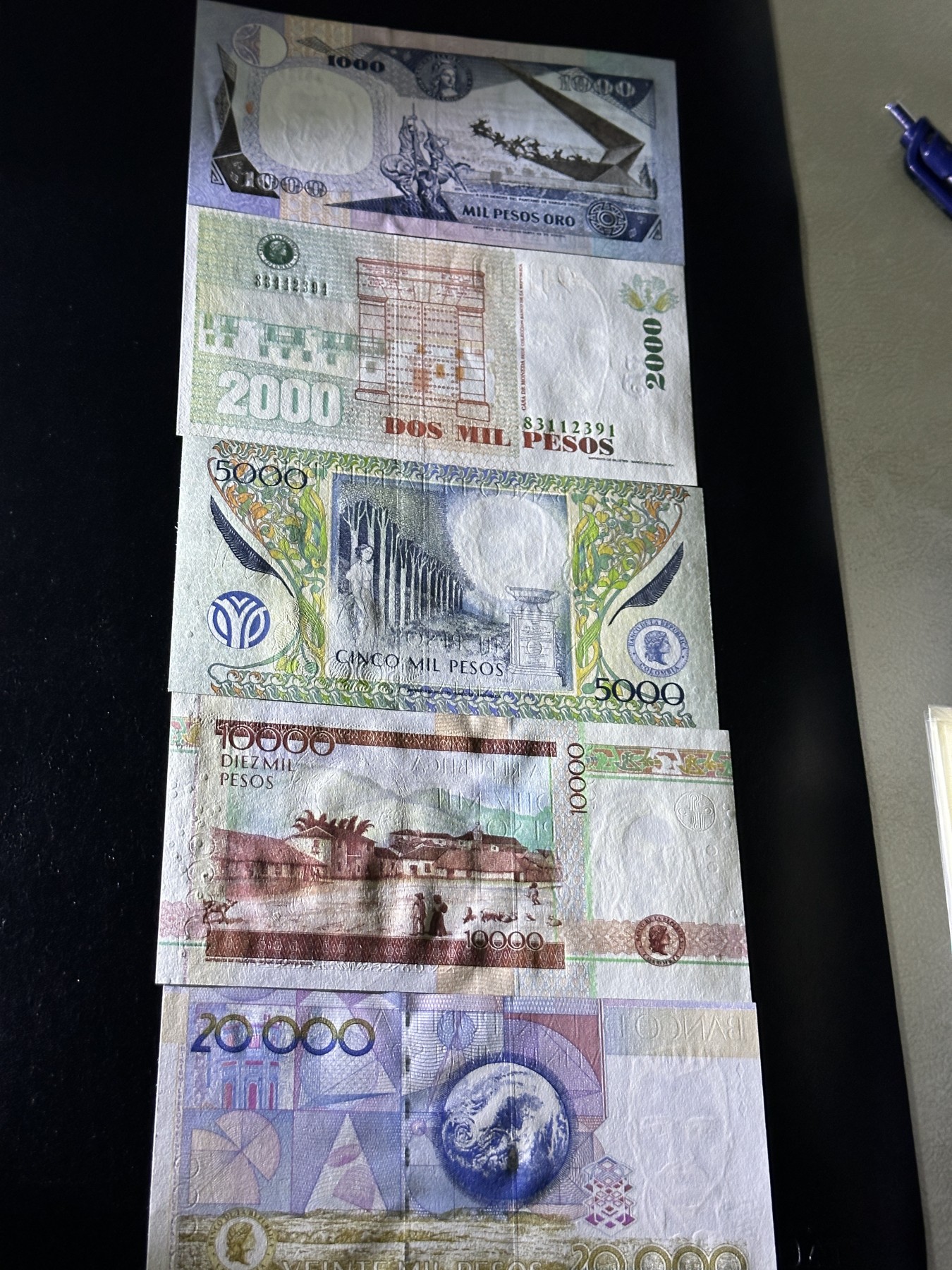 《外钞收藏家》第三百五十六期（美洲纸币专场） 哥伦比亚1000/2000/5000/10000/20000比索，5枚 全新 个别有潮癍