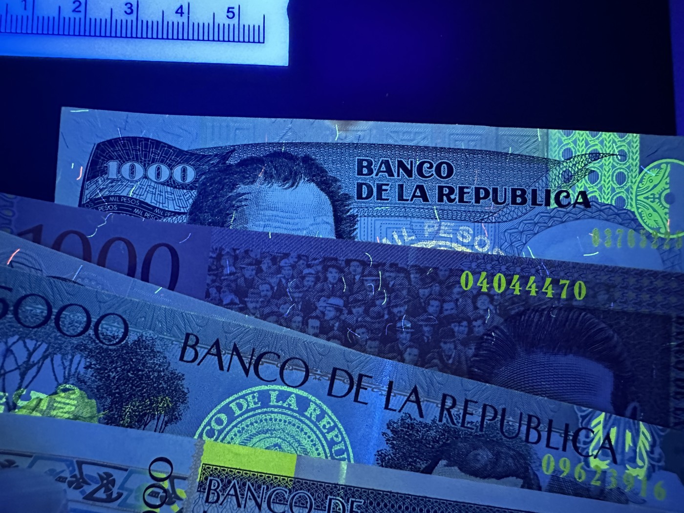 《外钞收藏家》第三百五十六期（美洲纸币专场） 哥伦比亚1000/1000/2000/2000/5000/10000比索，6枚 全新 有的有黄斑