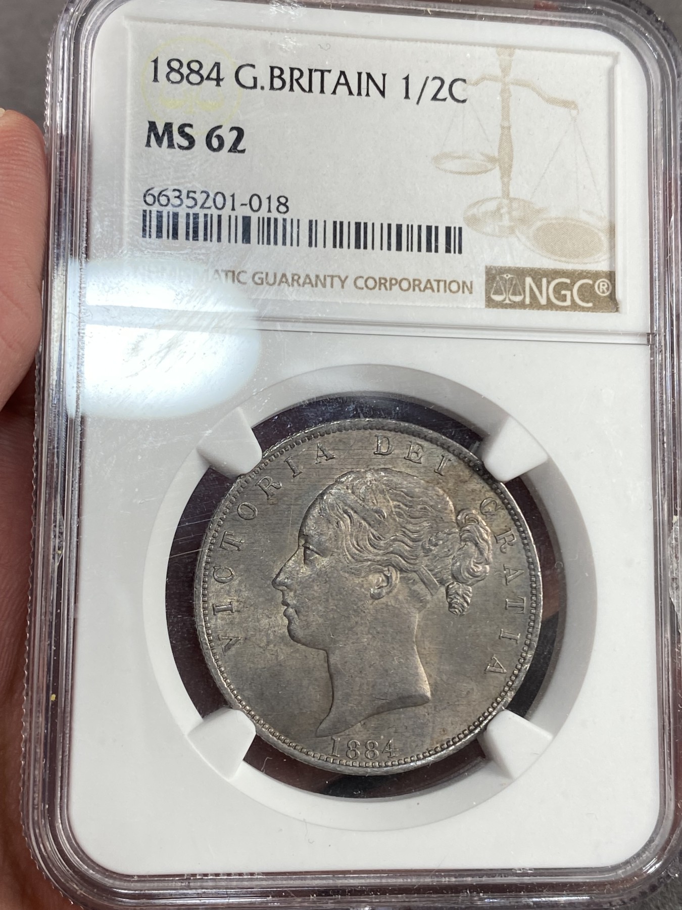万国钱币拍卖第023期（金辉银韵之夜） NGC MS62 1884英国小维半克朗 包浆均匀一色，非常舒服的状态。