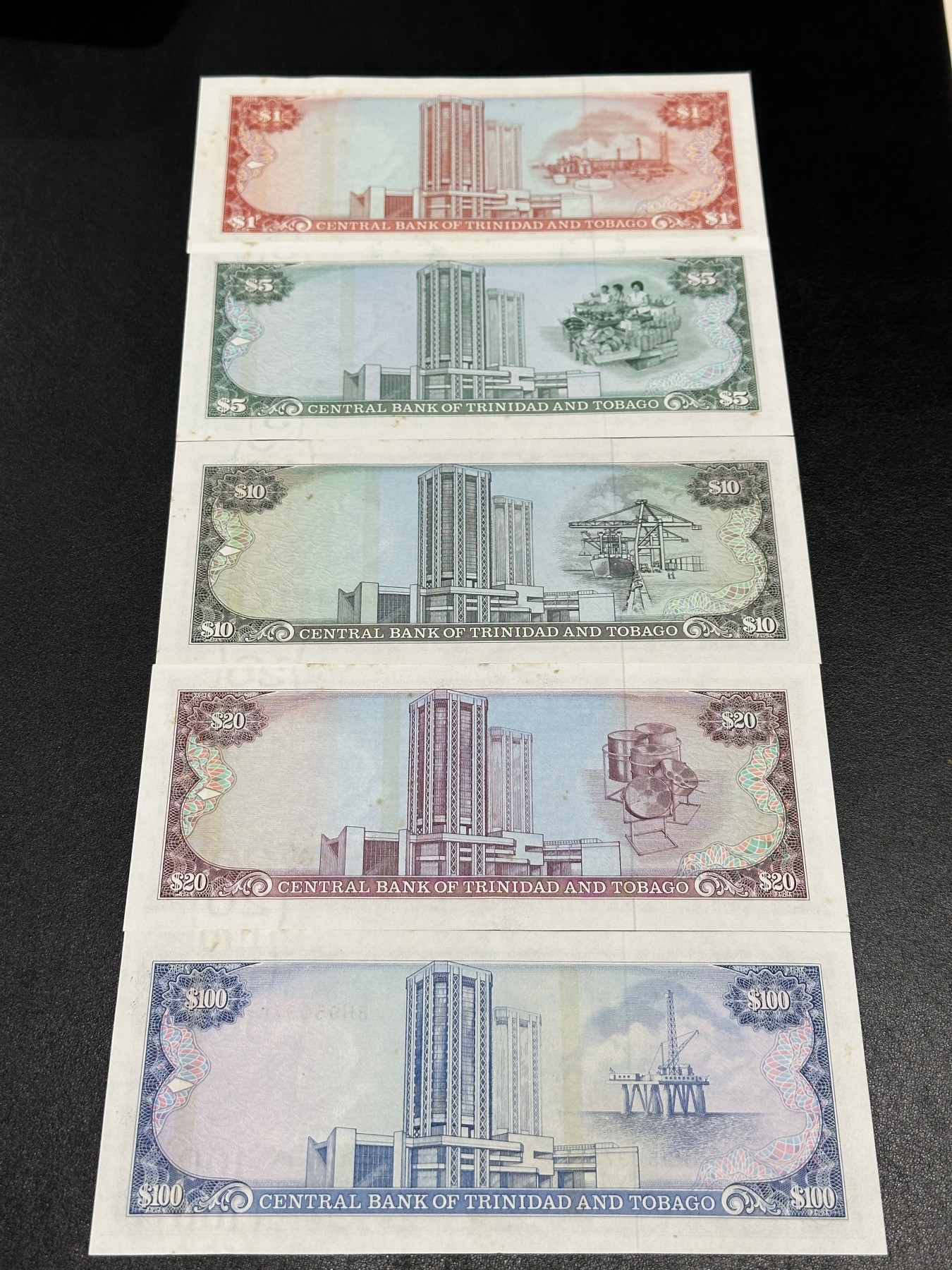 《外钞收藏家》第三百五十六期（美洲纸币专场） 特立尼达和多巴哥1985年1/5/10/20/100元，套币5枚全（P36-40） 20面额有折 有少量黄斑