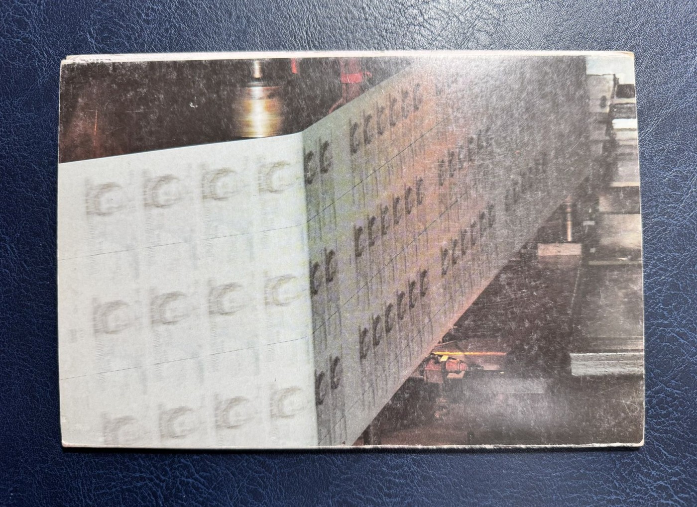 收藏联盟Quantum Auction 第337期拍卖  英国1990版5英镑三联体纪念册 皇冠版 品相全新UNC 册子有瑕疵 纸币被完全密封，根部黄渍为胶水老化