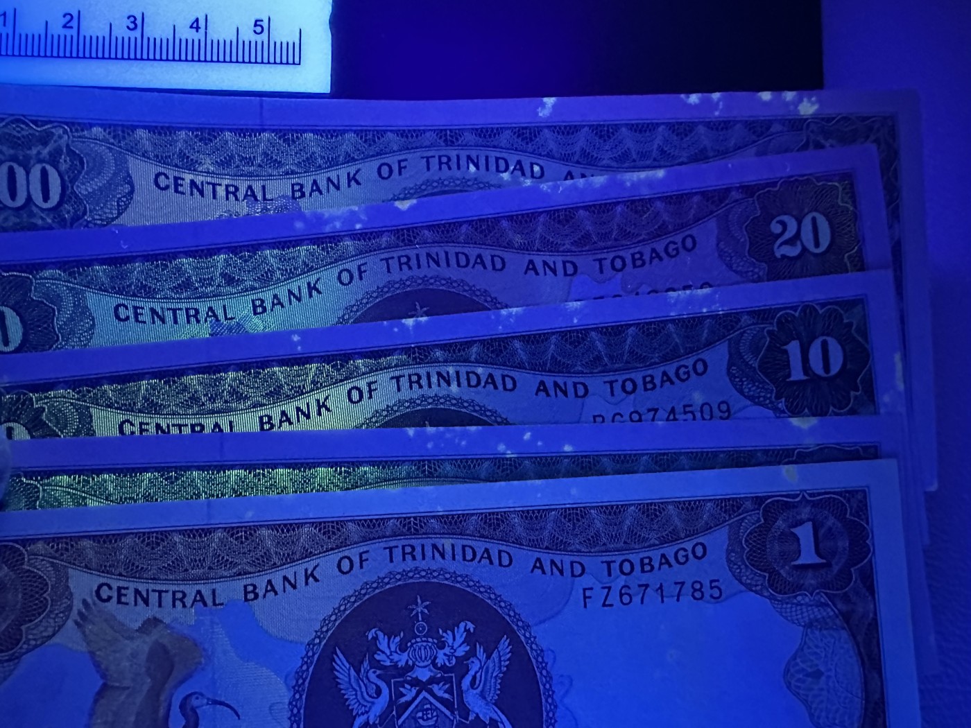 《外钞收藏家》第三百五十六期（美洲纸币专场） 特立尼达和多巴哥1985年1/5/10/20/100元，套币5枚全（P36-40） 20面额有折 有少量黄斑