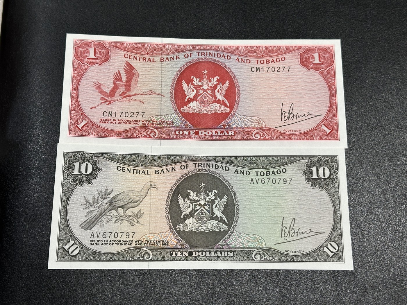 《外钞收藏家》第三百五十六期（美洲纸币专场） 特立尼达和多巴哥1977年1/10元，套币2枚（P30/32）一个角压到轻微瑕疵