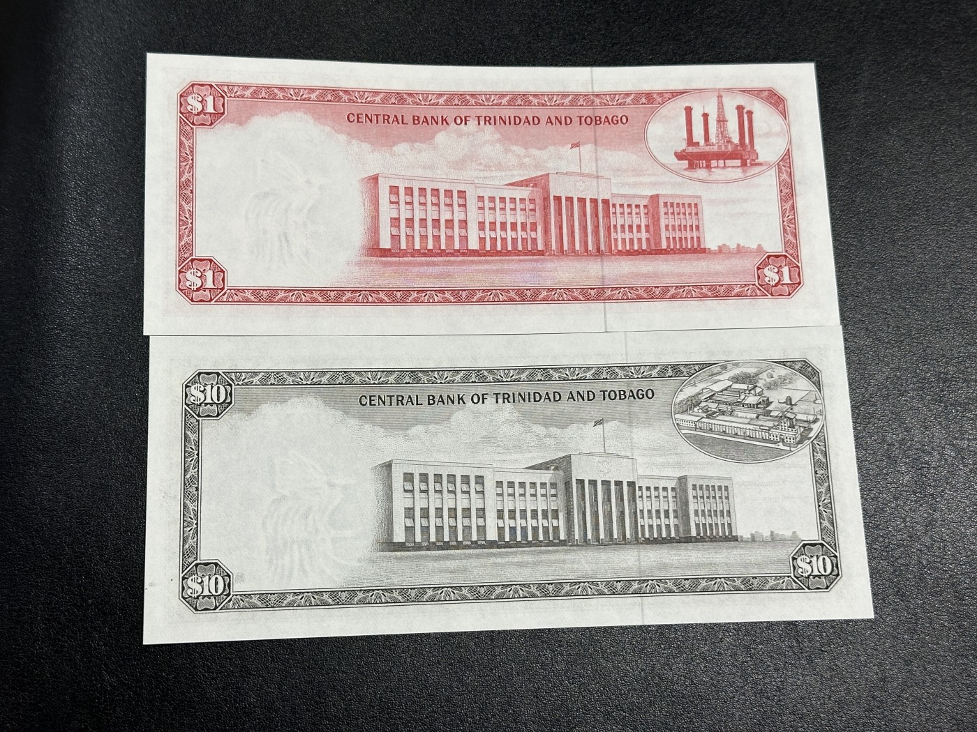 《外钞收藏家》第三百五十六期（美洲纸币专场） 特立尼达和多巴哥1977年1/10元，套币2枚（P30/32）一个角压到轻微瑕疵