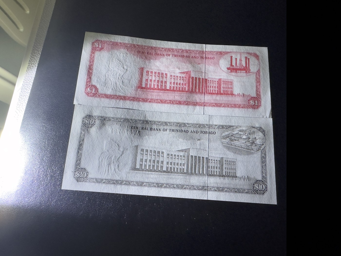 《外钞收藏家》第三百五十六期（美洲纸币专场） 特立尼达和多巴哥1977年1/10元，套币2枚（P30/32）一个角压到轻微瑕疵