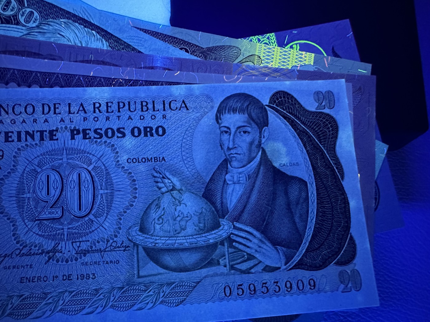 《外钞收藏家》第三百五十六期（美洲纸币专场） 哥伦比亚20/50/100/200/500/1000比索，6枚 全新 个别有潮